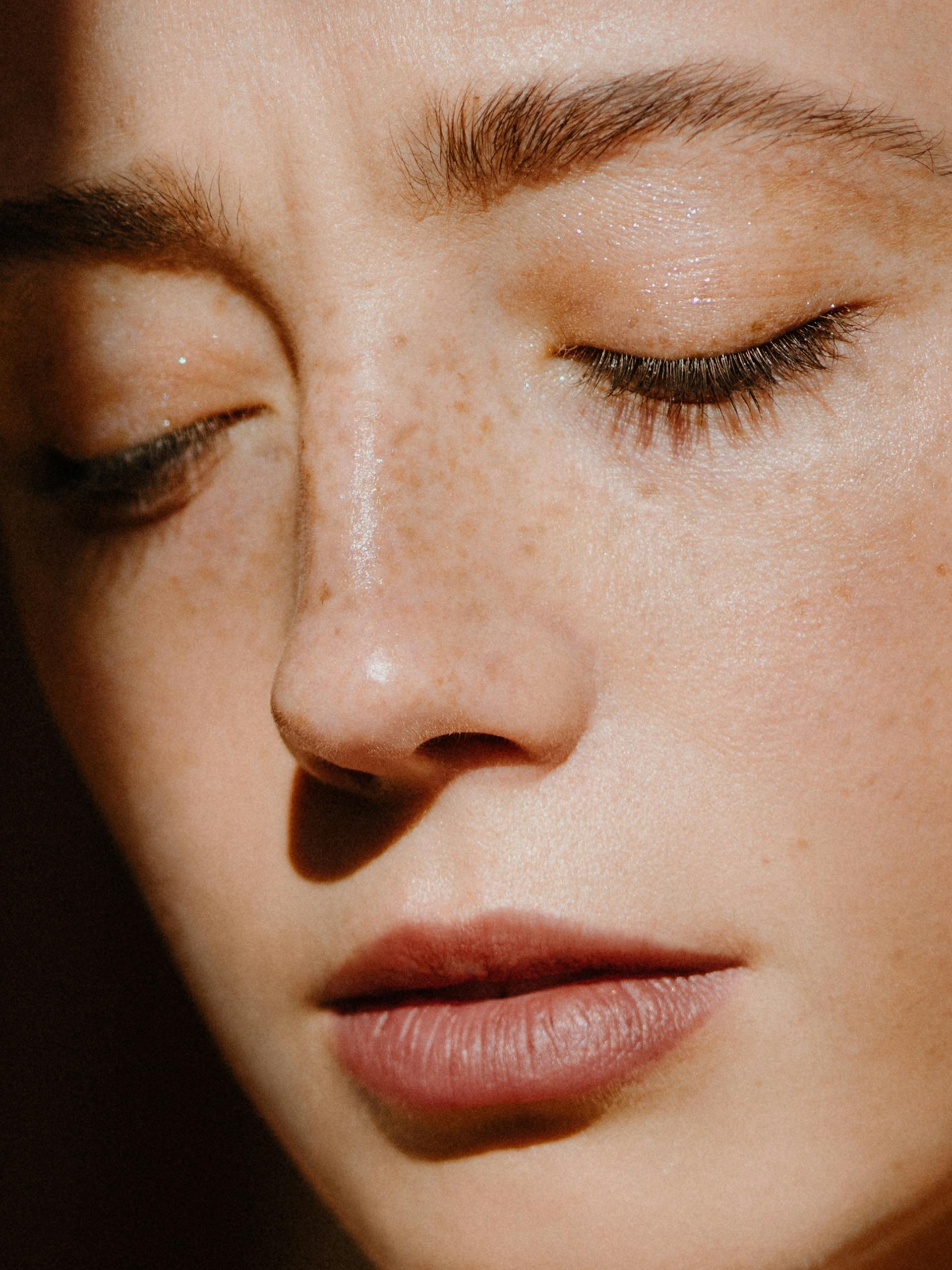 Une femme pensive | Source : Pexels