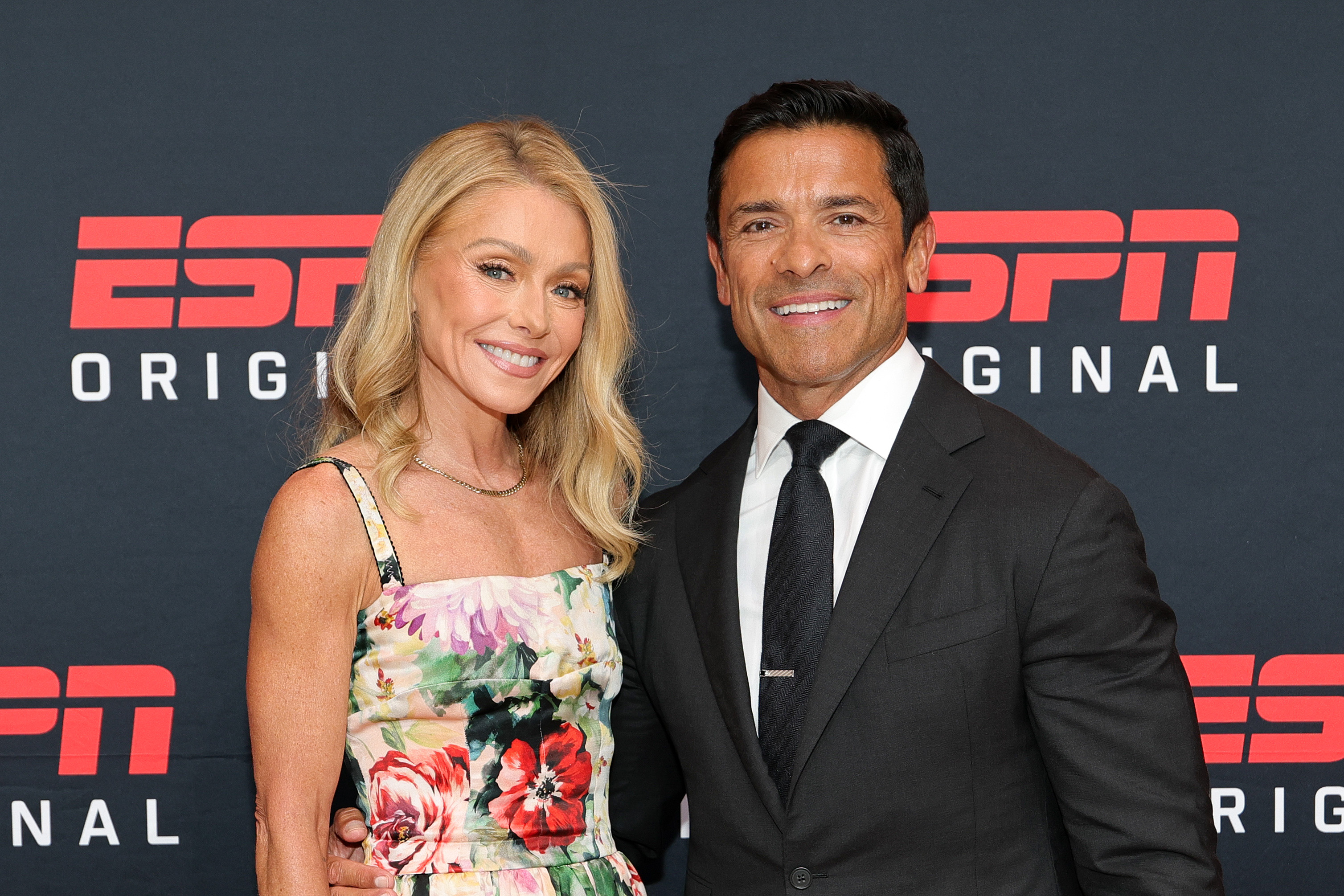 Kelly Ripa et Mark Consuelos lors de la première de la série « Running with the Wolves » d'ESPN, le 23 juillet 2025, à New York. | Source : Getty Images