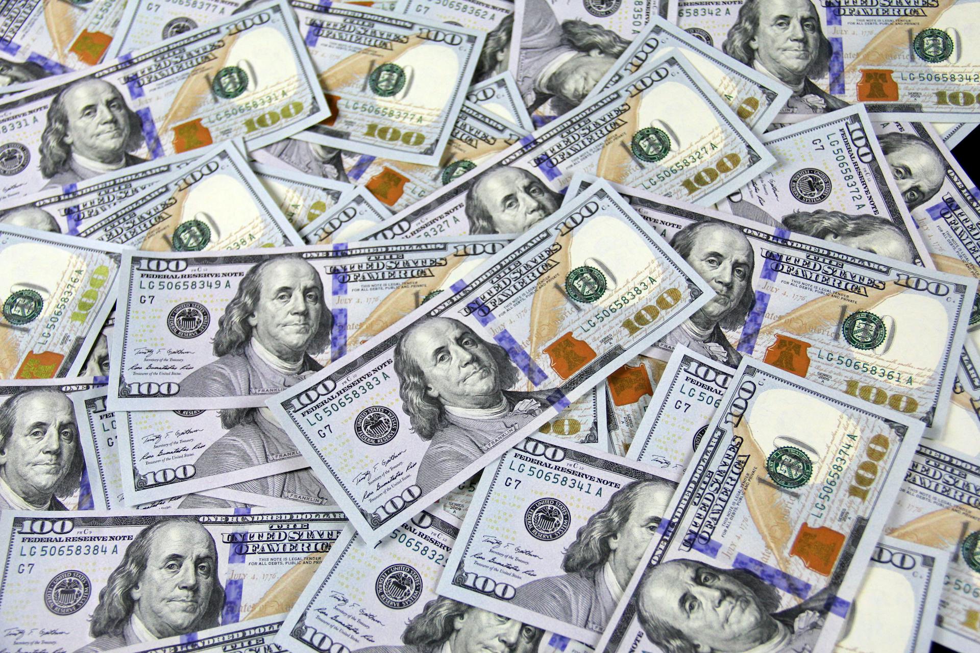 Vue rapprochée d'une grande pile de billets de cent dollars | Source : Pexels