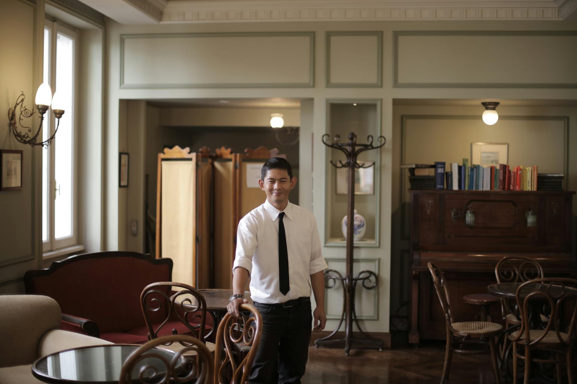 Un employé d'hôtel | Source : Pexels