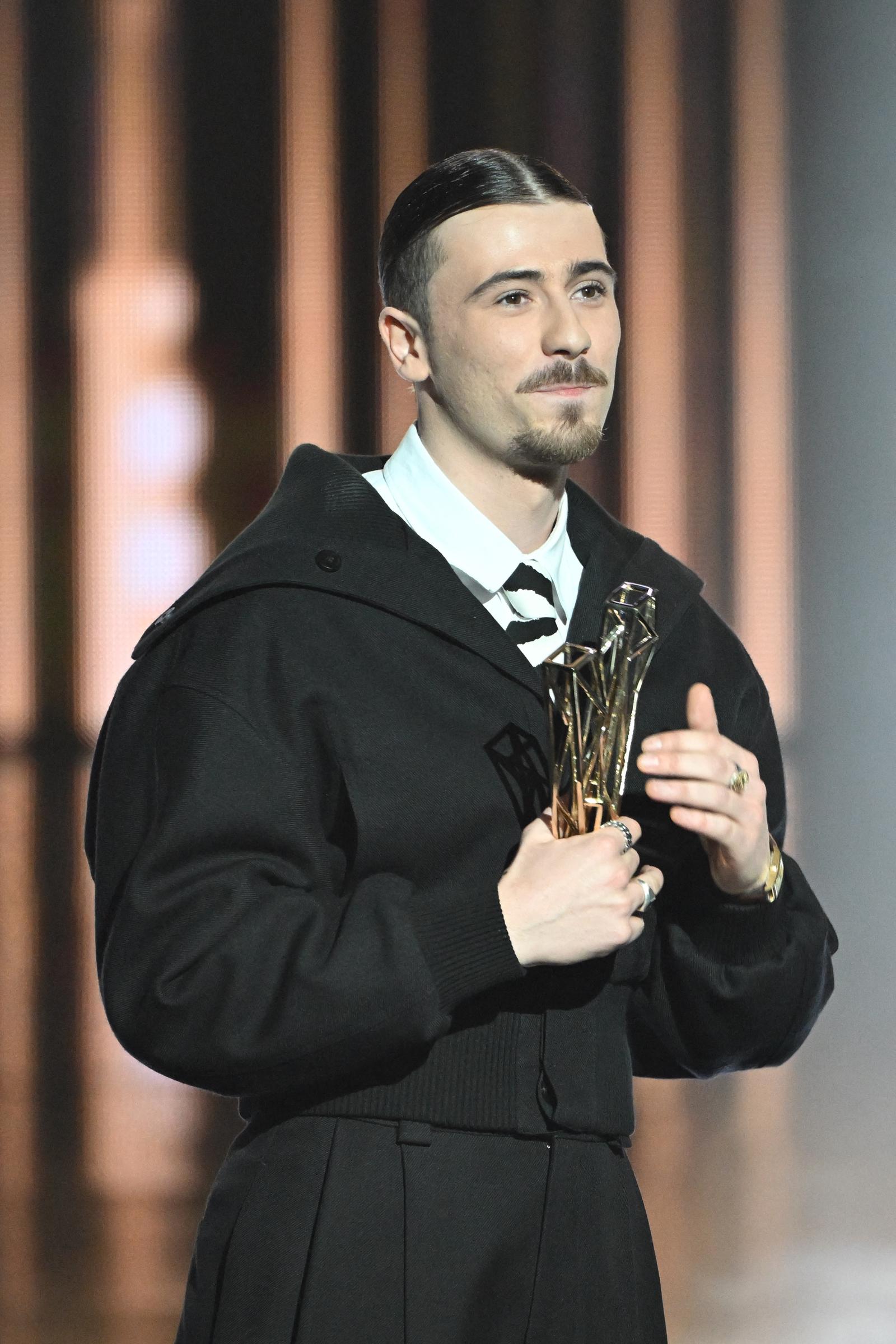 Le chanteur français Pierre Garnier reçoit le prix de la révélation masculine lors de la 40e édition des Victoires de la Musique, à la Seine Musicale de Boulogne-Billancourt, en banlieue parisienne, le 14 février 2025 I Source : Getty Images