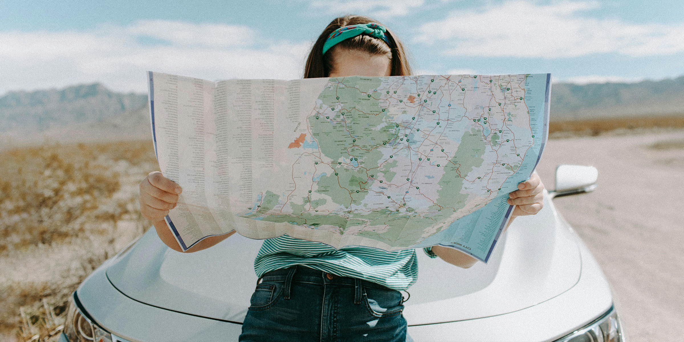 Une femme avec une carte | Source : Shutterstock