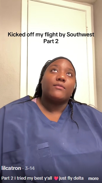 Catron se souvient avoir regardé autour d'elle près de la porte d'embarquement et avoir constaté que tous les passagers à proximité la fixaient du regard. | Source : TikTok/@lilcatron