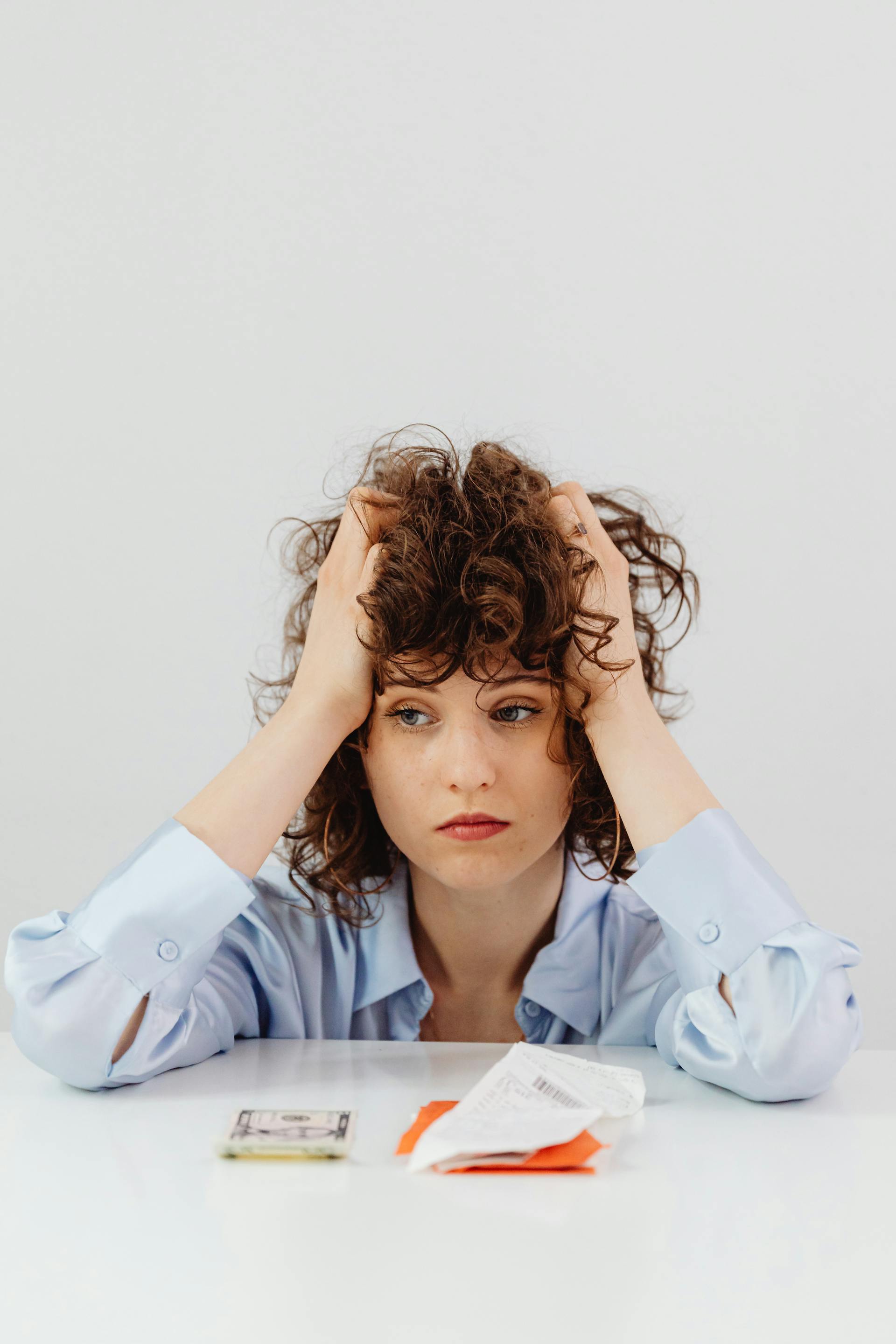 Une femme en détresse se tenant la tête | Source : Pexels
