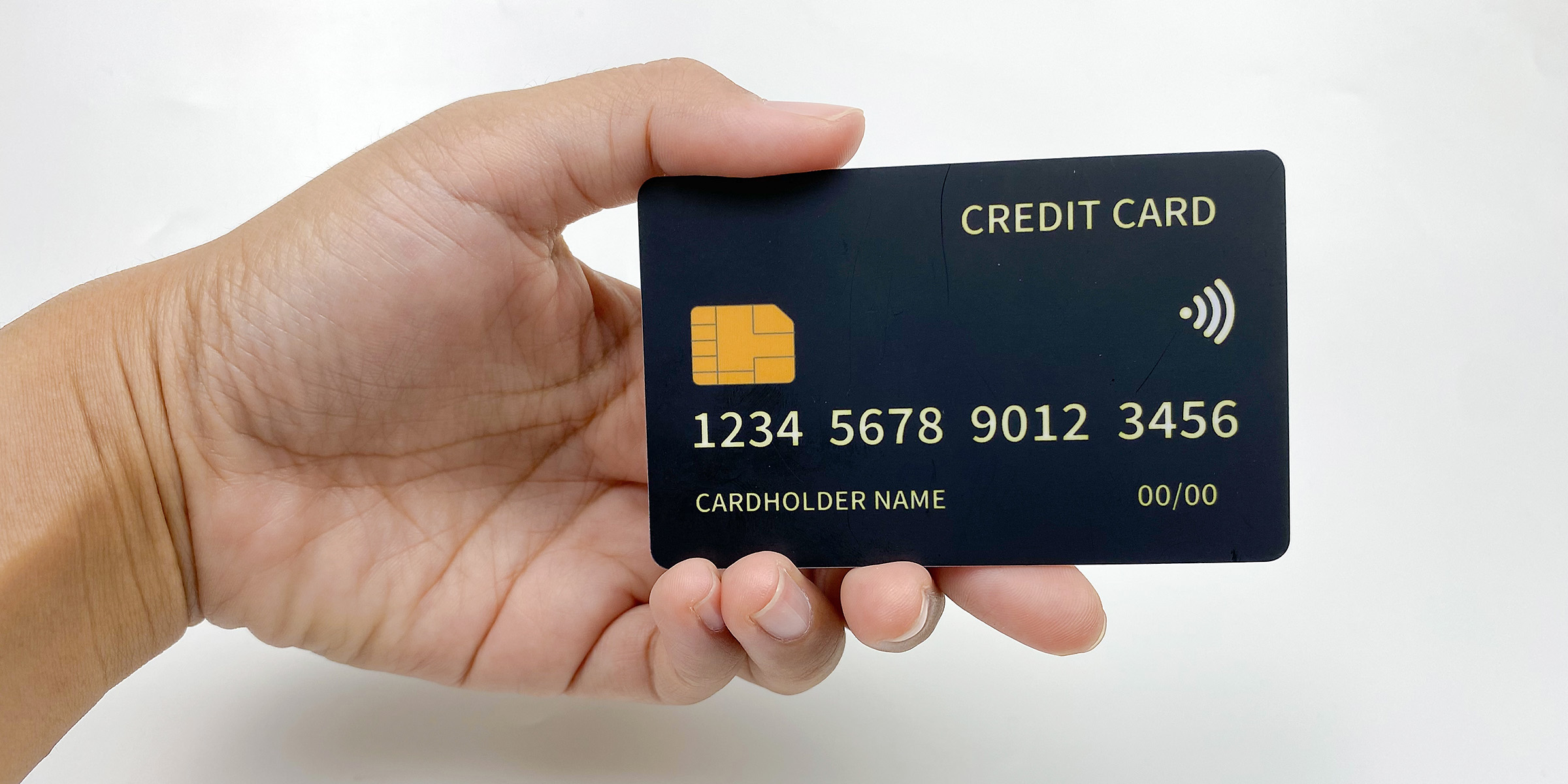 Une personne tenant une carte bancaire | Source : Shutterstock