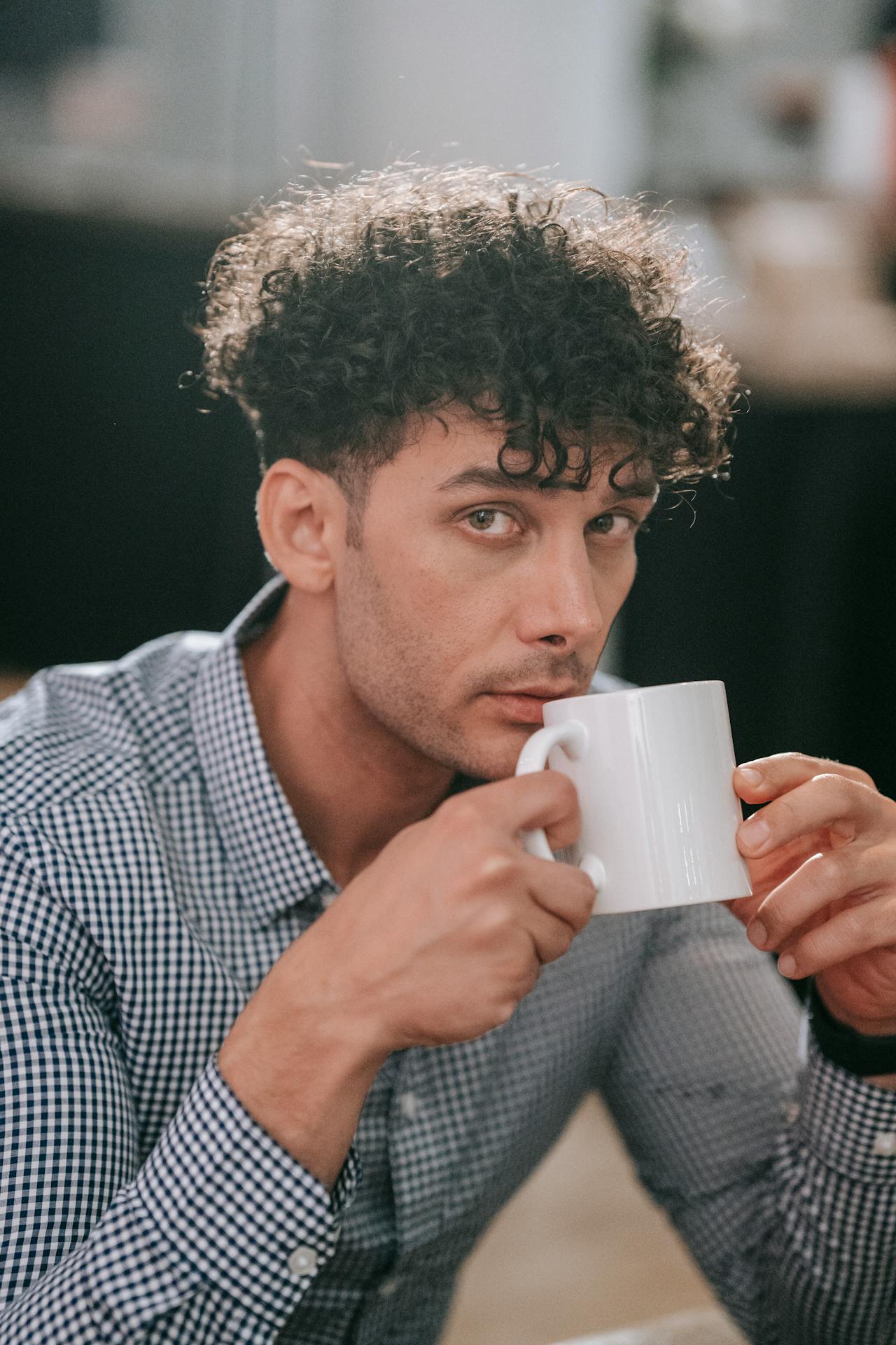 Un homme tenant une tasse en céramique blanche | Source : Pexels
