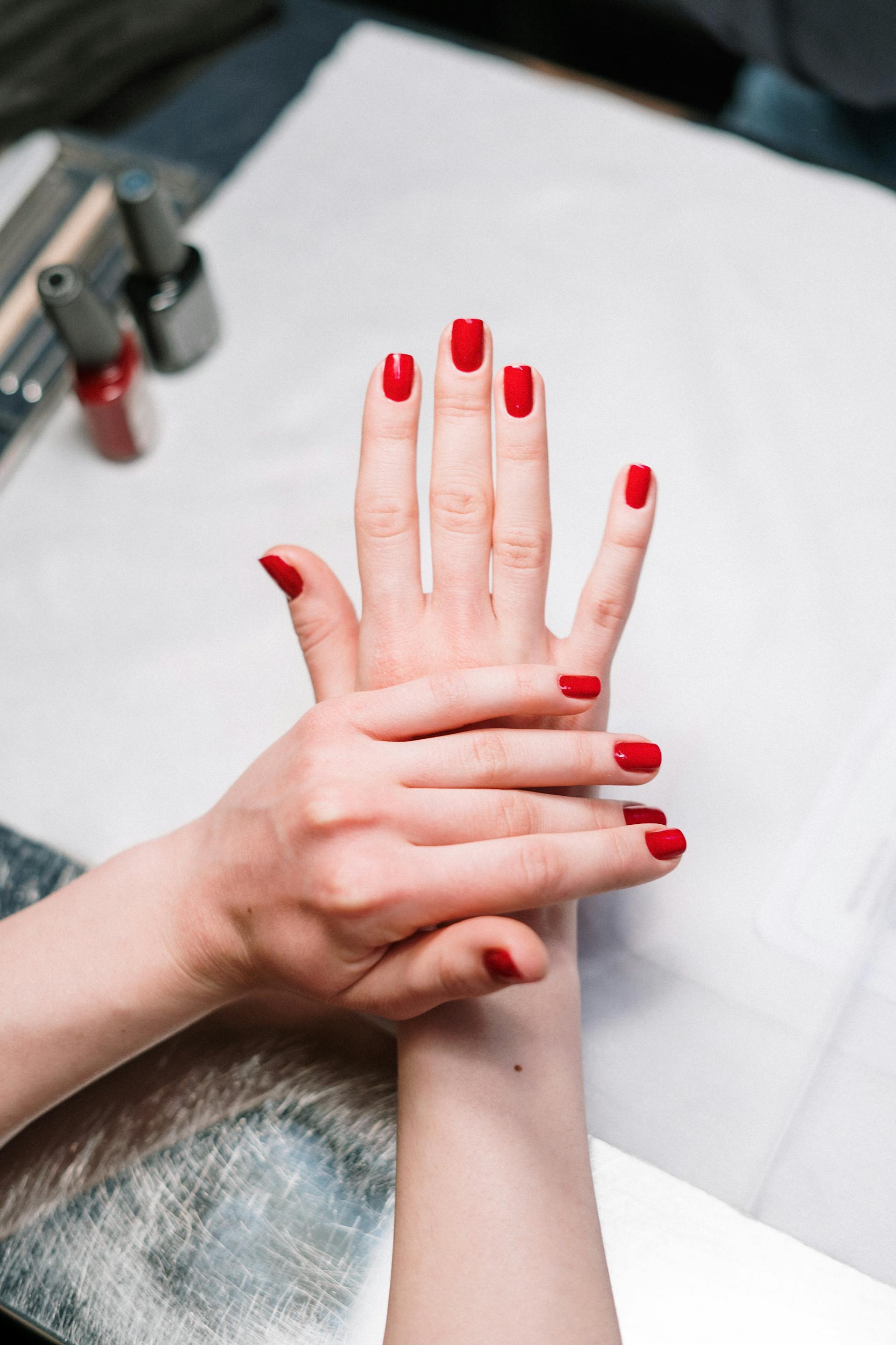 Une femme portant du vernis à ongles rouge | Source : Pexels