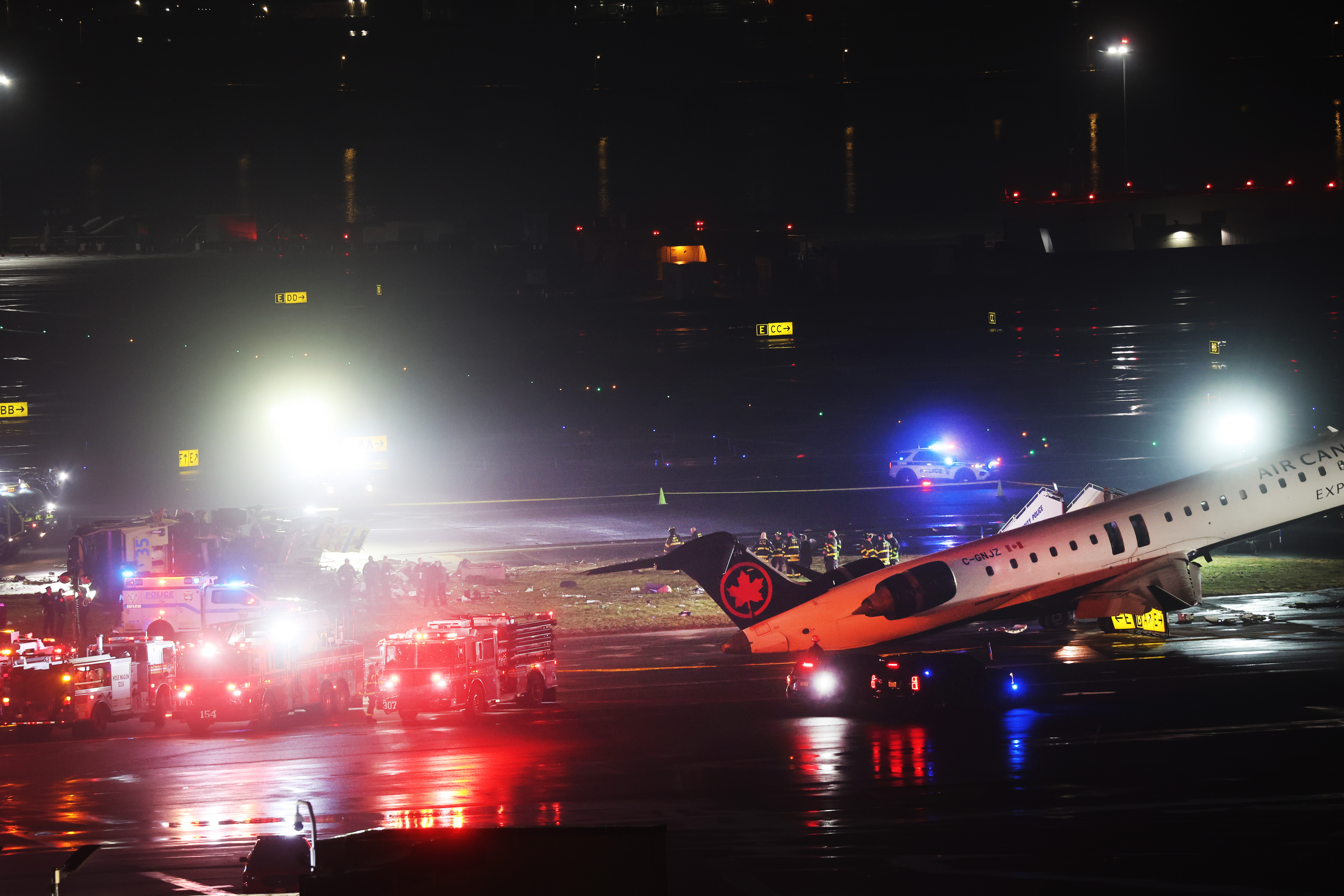 Un avion d'Air Canada Express immobilisé sur le tarmac après avoir percuté un camion de pompiers à l'aéroport LaGuardia, le 23 mars 2026, à New York | Source : Getty Images