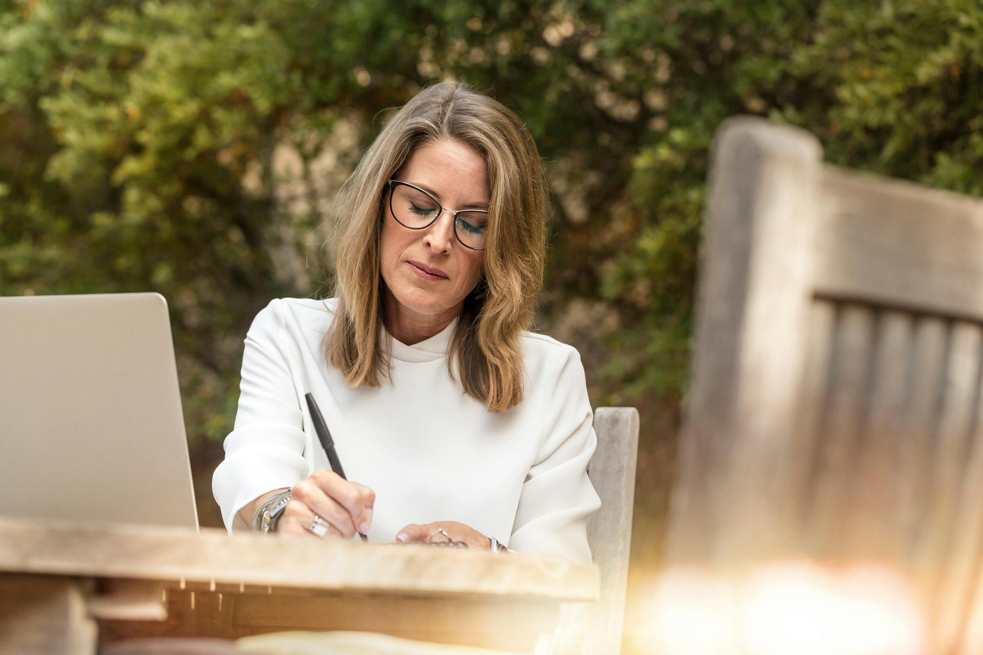 Une femme âgée assise à une table | Source : Pexels