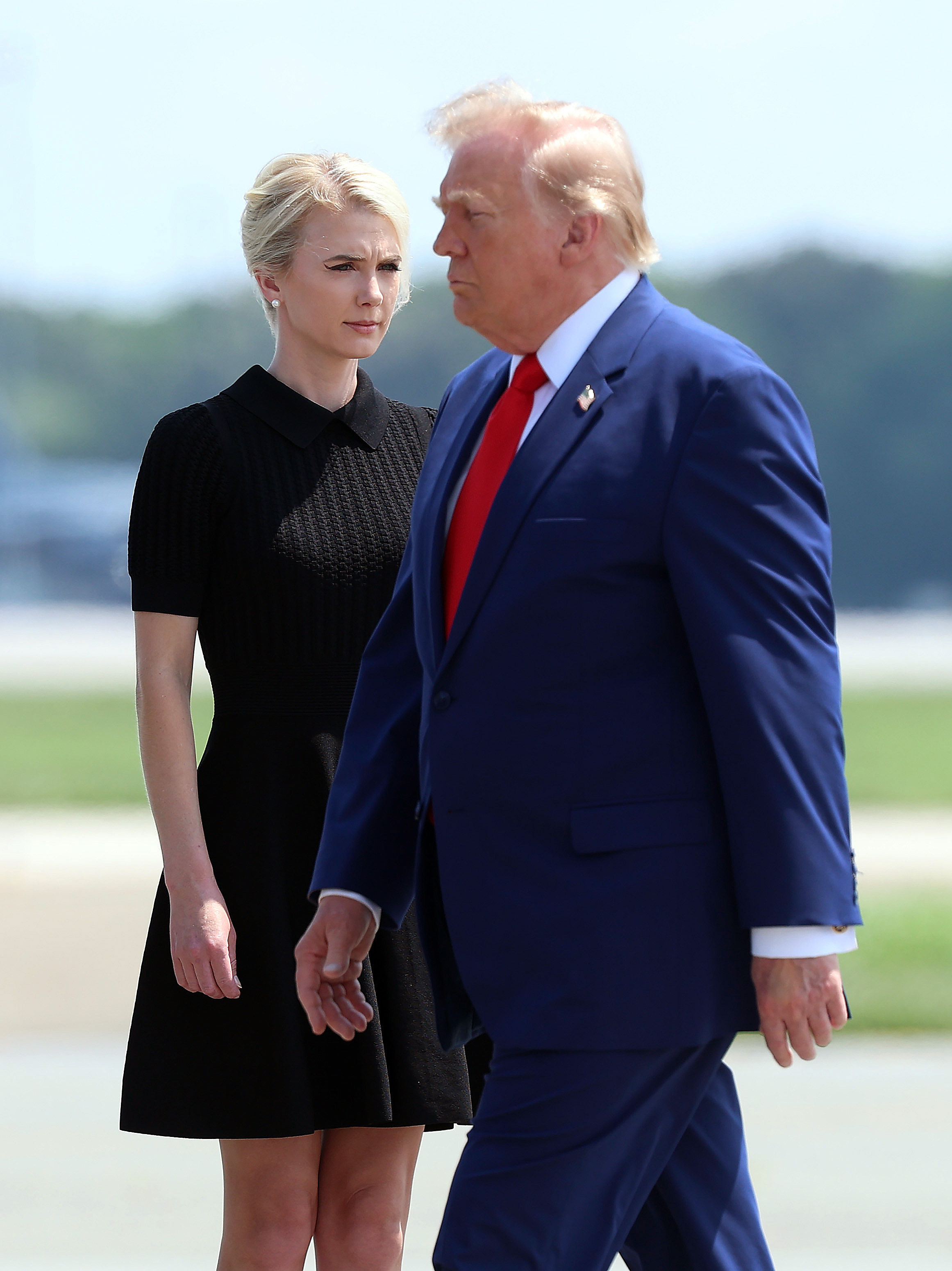 On voit ici Donald Trump et sa collaboratrice Natalie Harp ensemble, alors que la proximité inhabituelle de cette dernière avec le président attirait de plus en plus l'attention. L'incident qui aurait eu lieu dans le cortège présidentiel allait plus tard devenir l'un des exemples les plus frappants de ce qu'elle aurait été prête à faire pour rester à ses côtés. | Source : Getty Images