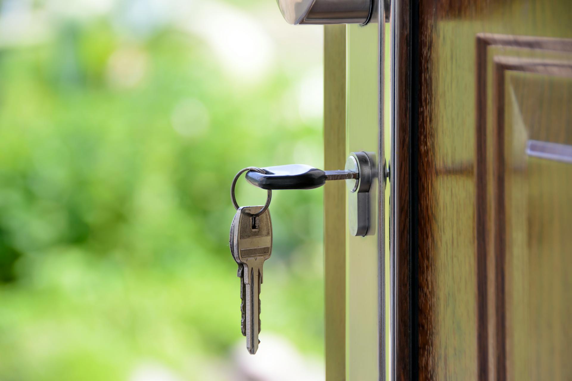Clés dans une porte d'entrée | Source : Pexels
