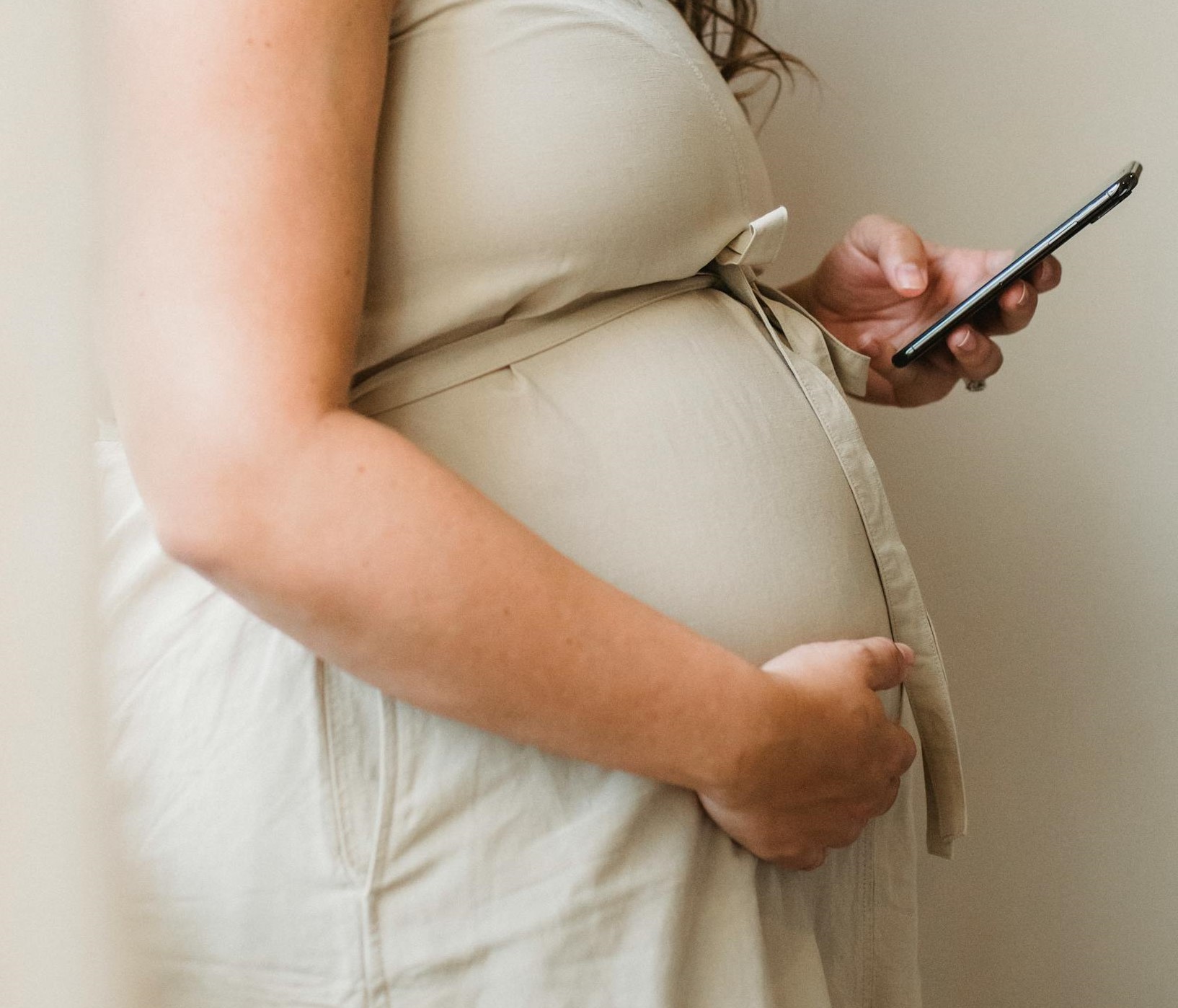 Une femme enceinte voyant son téléphone | Source : Pexels