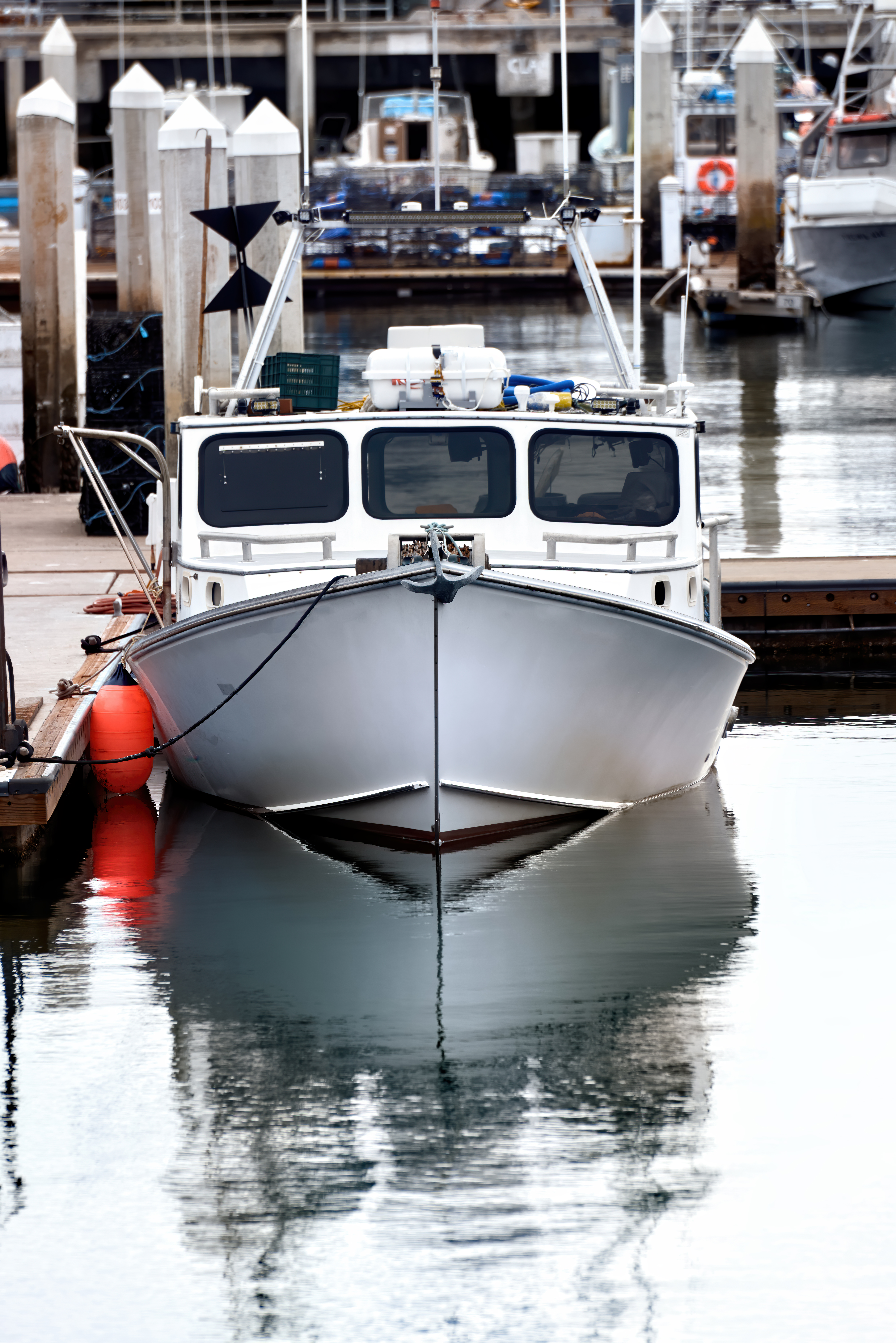 Un bateau près du quai | Source : Freepik