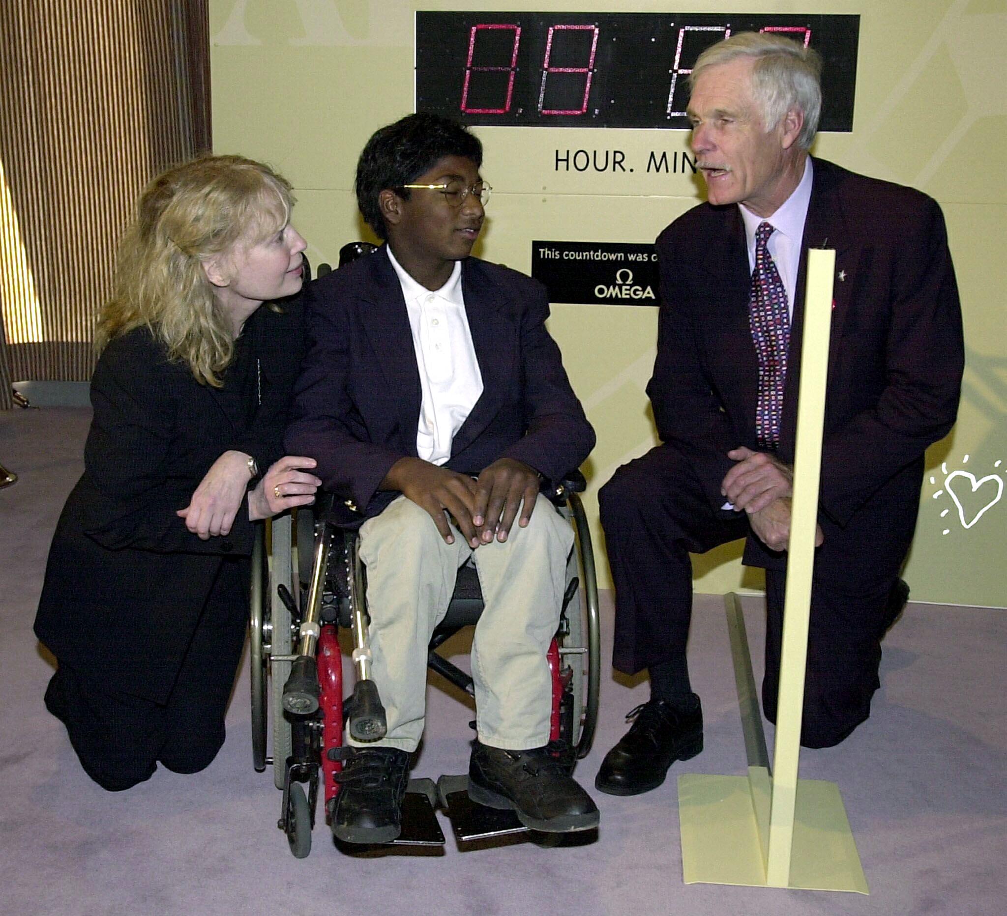 Mia et Thaddeus Farrow discutant avec Ted Turner le 27 septembre 2000 | Source : Getty Images
