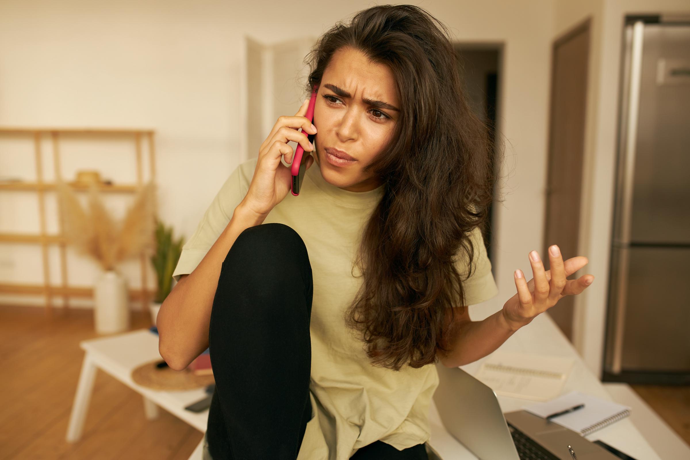 Une femme bouleversée lors d'un appel | Source : Freepik