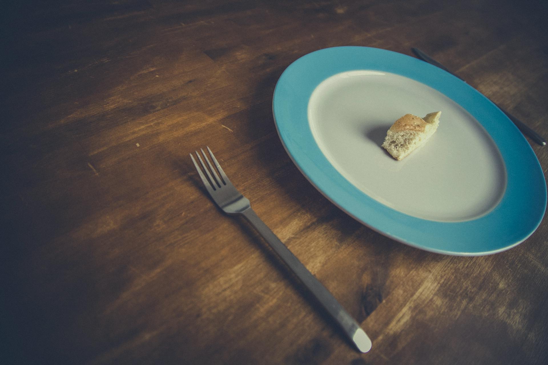 Pain dans une assiette | Source : Pexels
