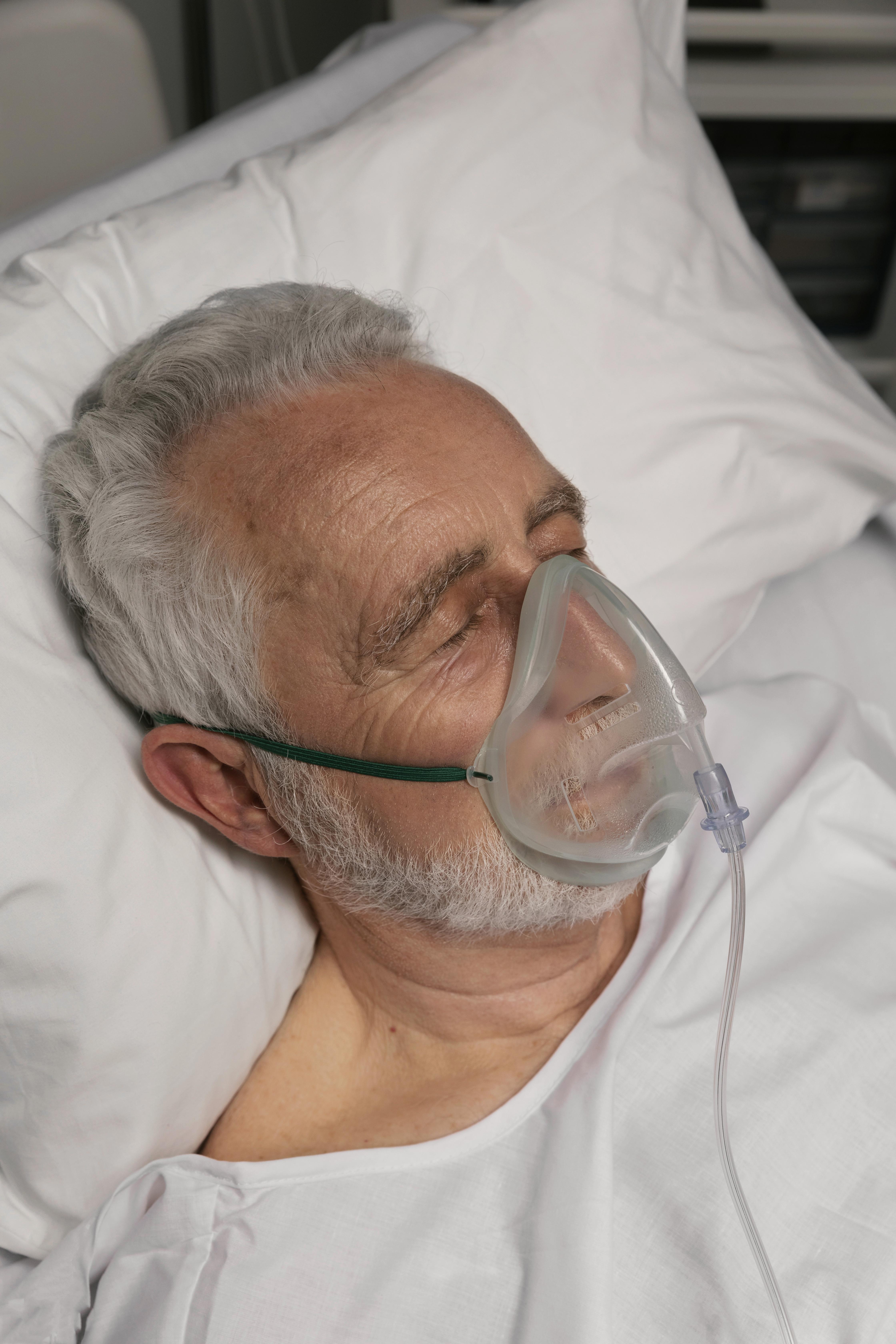 Un homme âgé allongé dans un lit d'hôpital | Source : Freepik