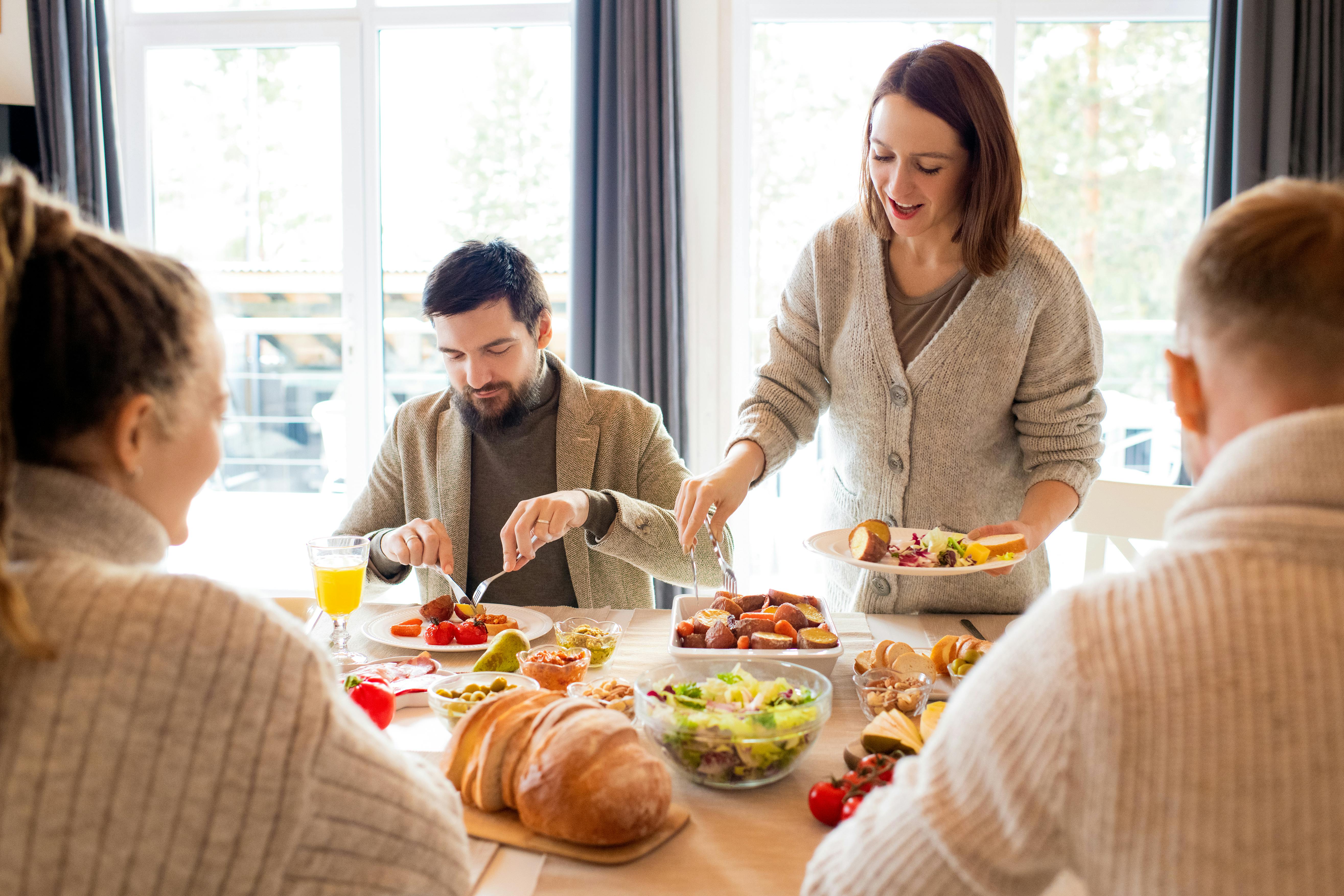 Des personnes qui prennent un repas | Source : Pexels