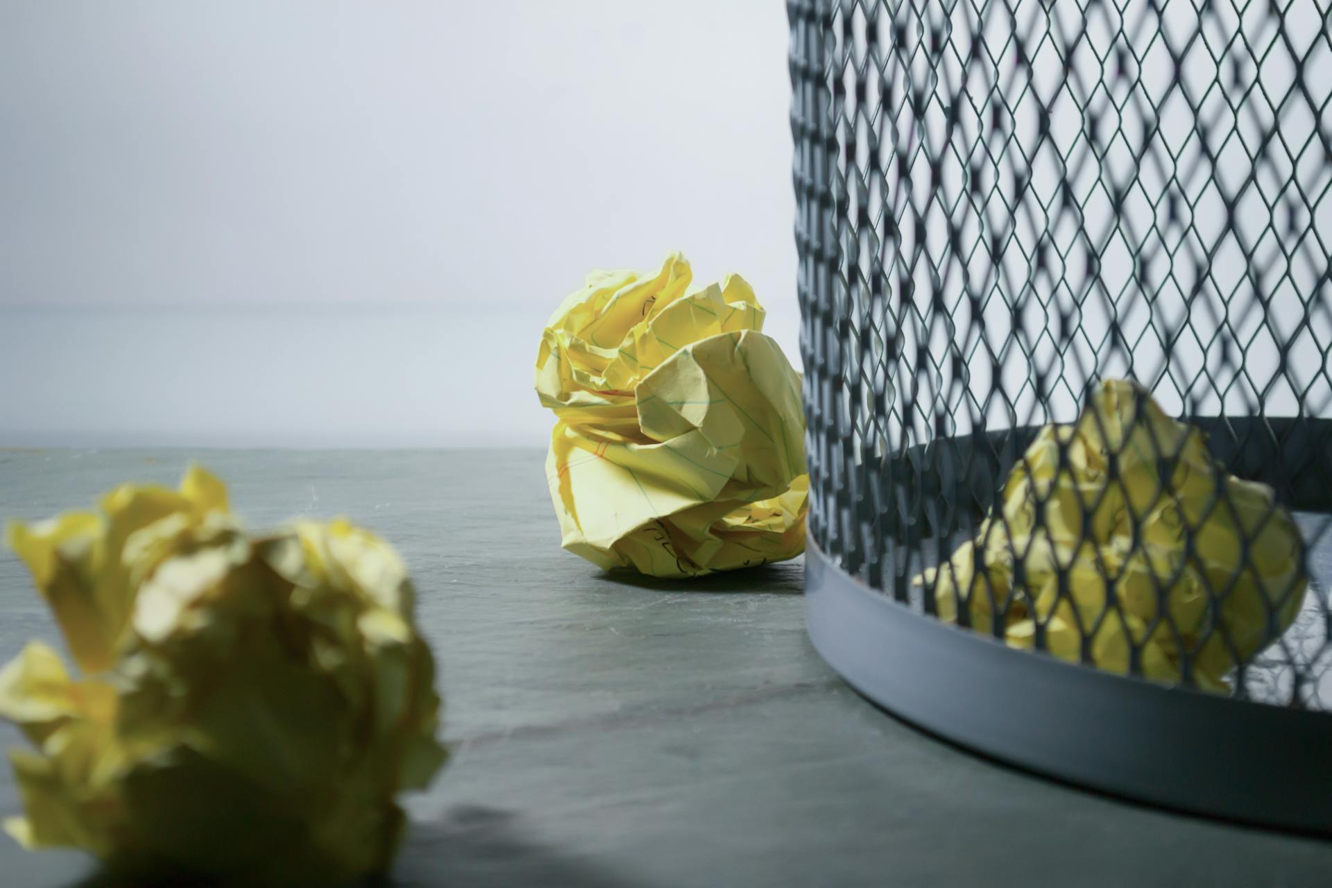 Papier froissé près d'une poubelle | Source : Pexels