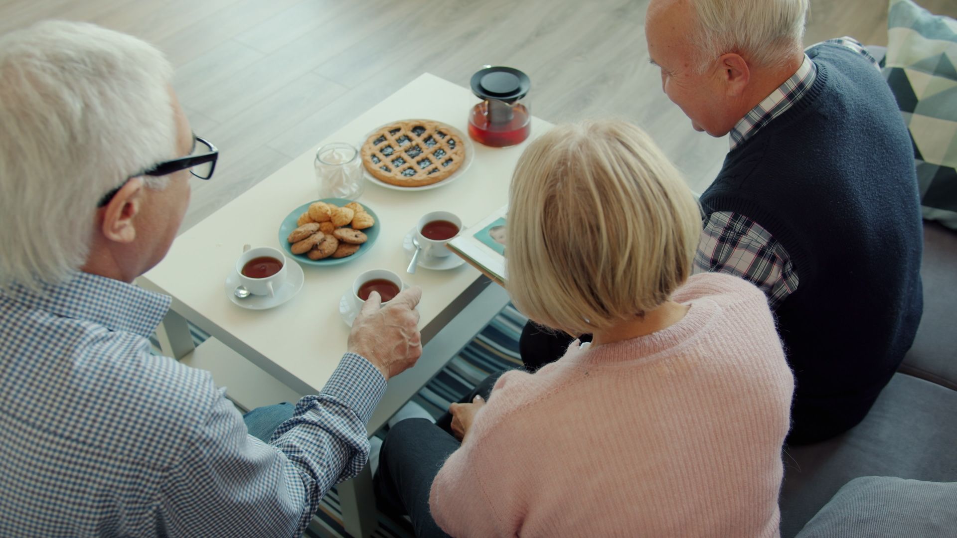 Trois personnes âgées assises ensemble | Source : Pexels