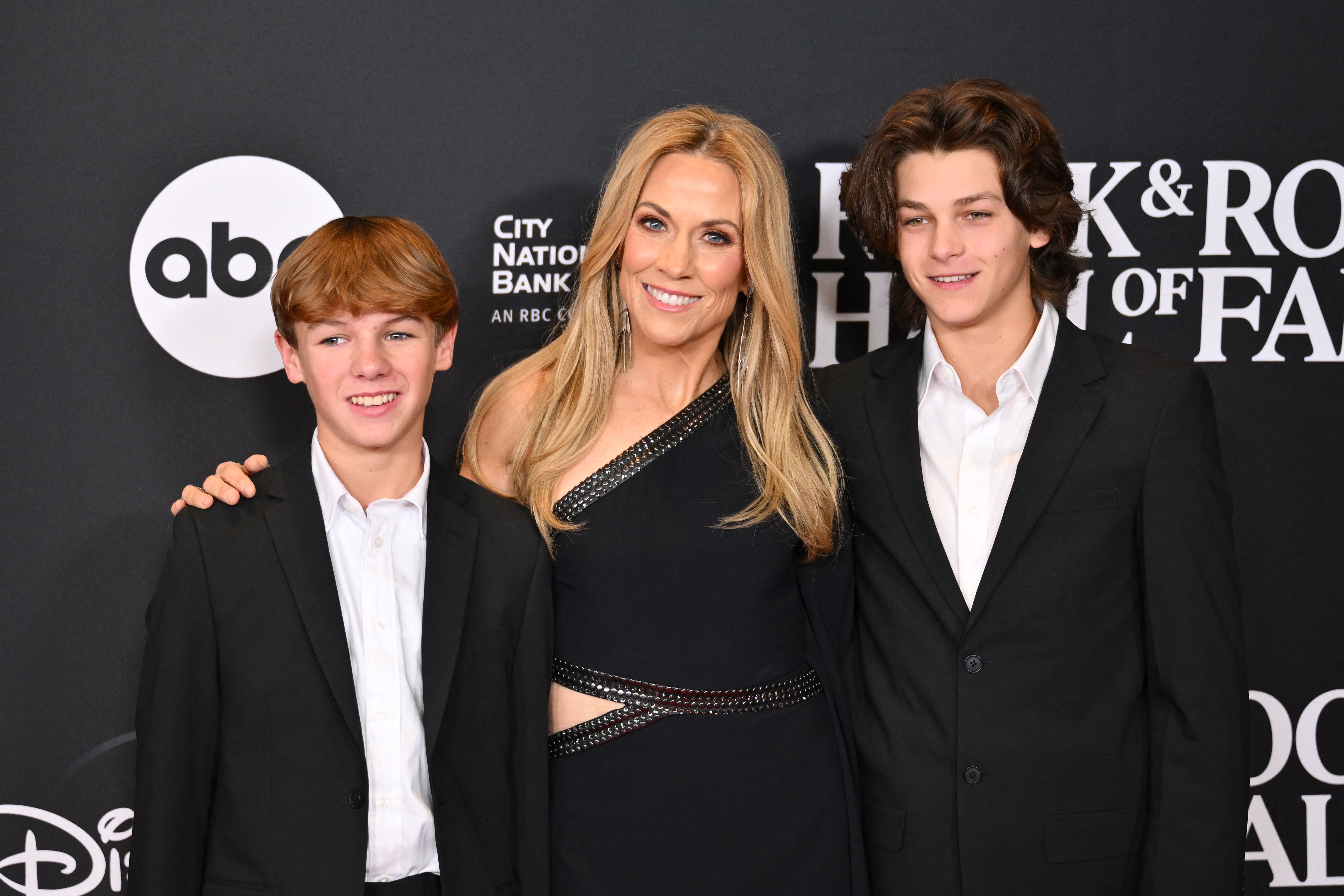 Sheryl Crow avec ses fils lors de la 38e cérémonie annuelle d'intronisation au Rock and Roll Hall of Fame, le 3 novembre 2023, à New York. | Source : Getty Images