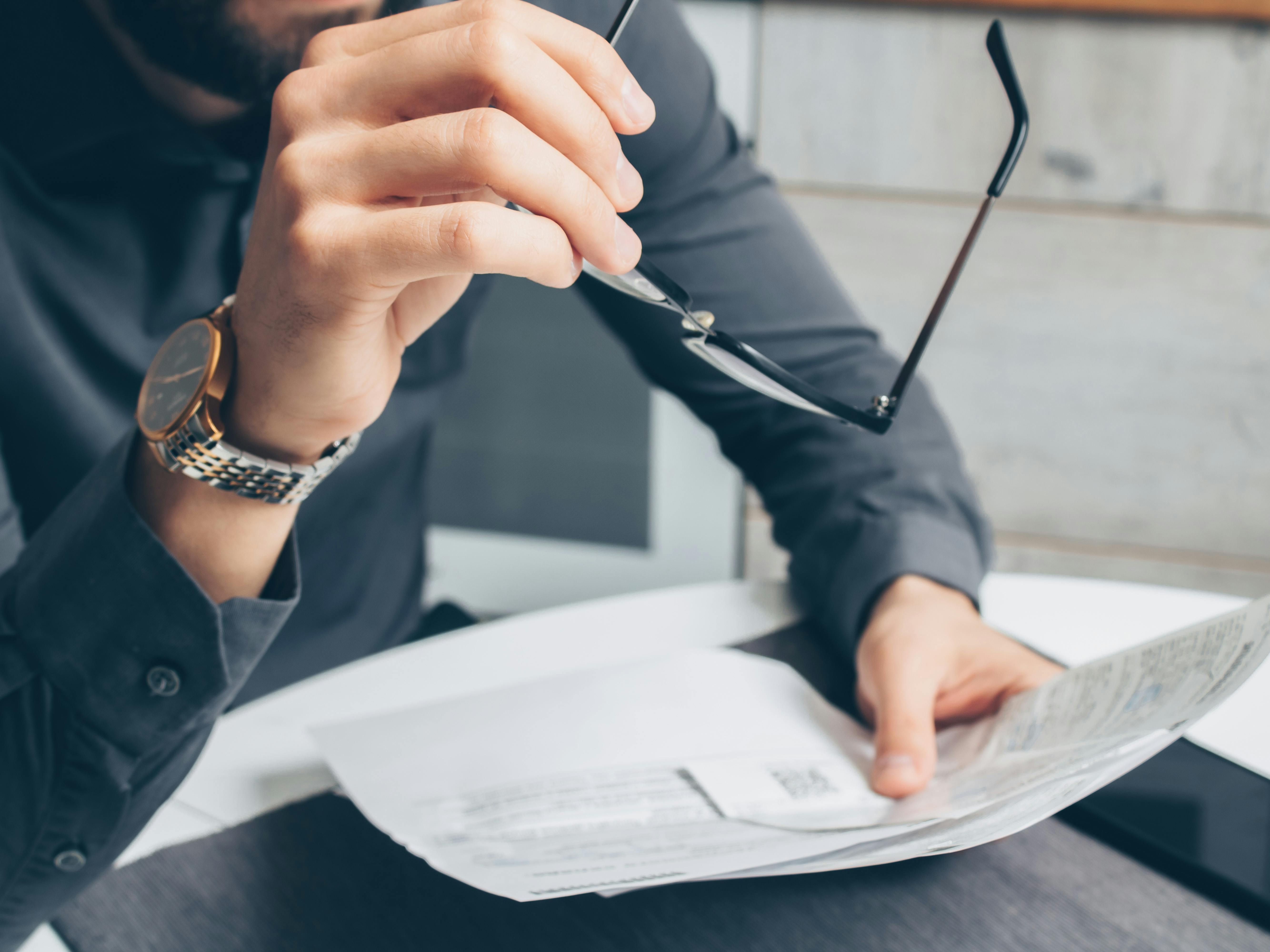 Une personne tenant des documents | Source : Pexels