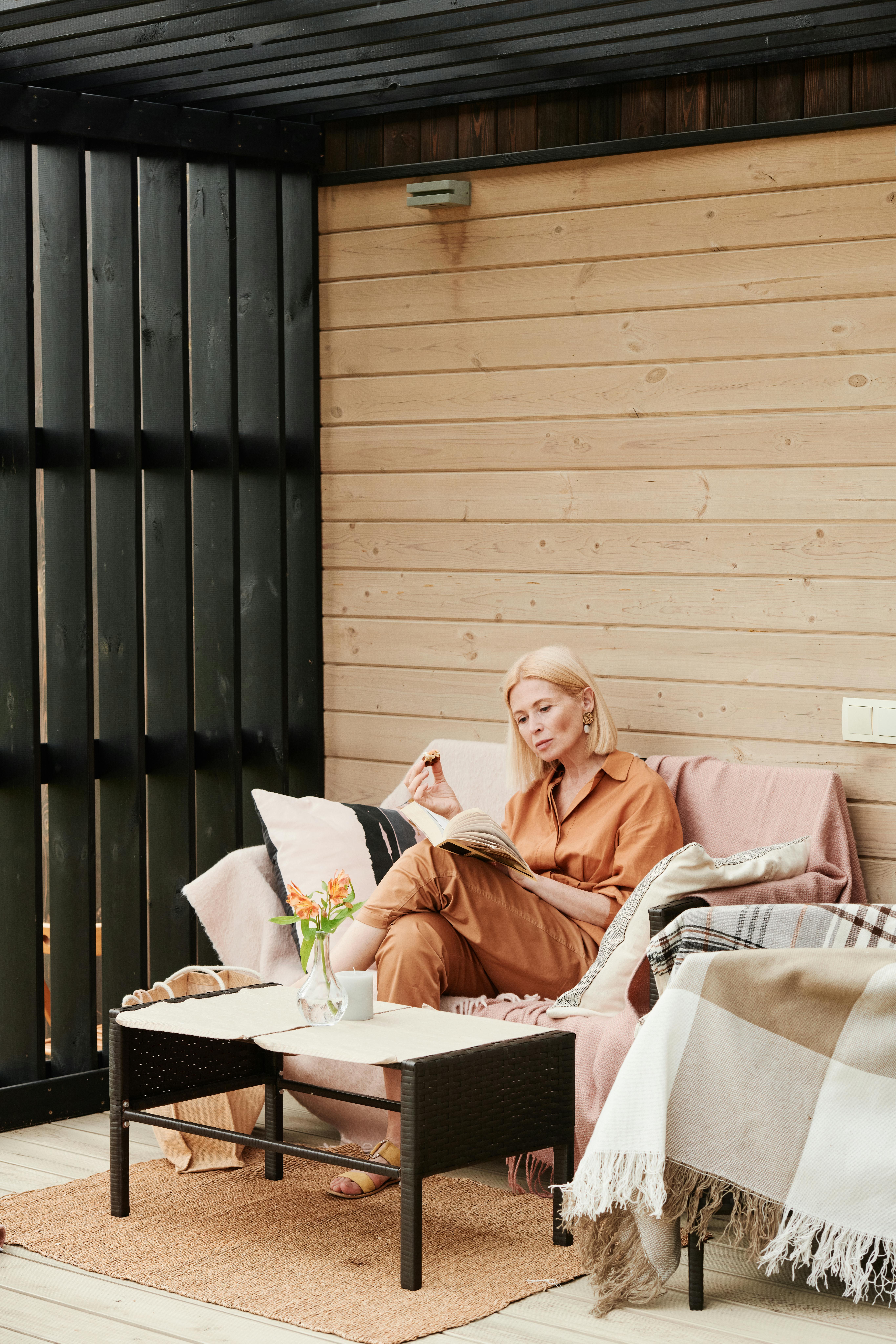 Une femme à son domicile | Source : Pexels