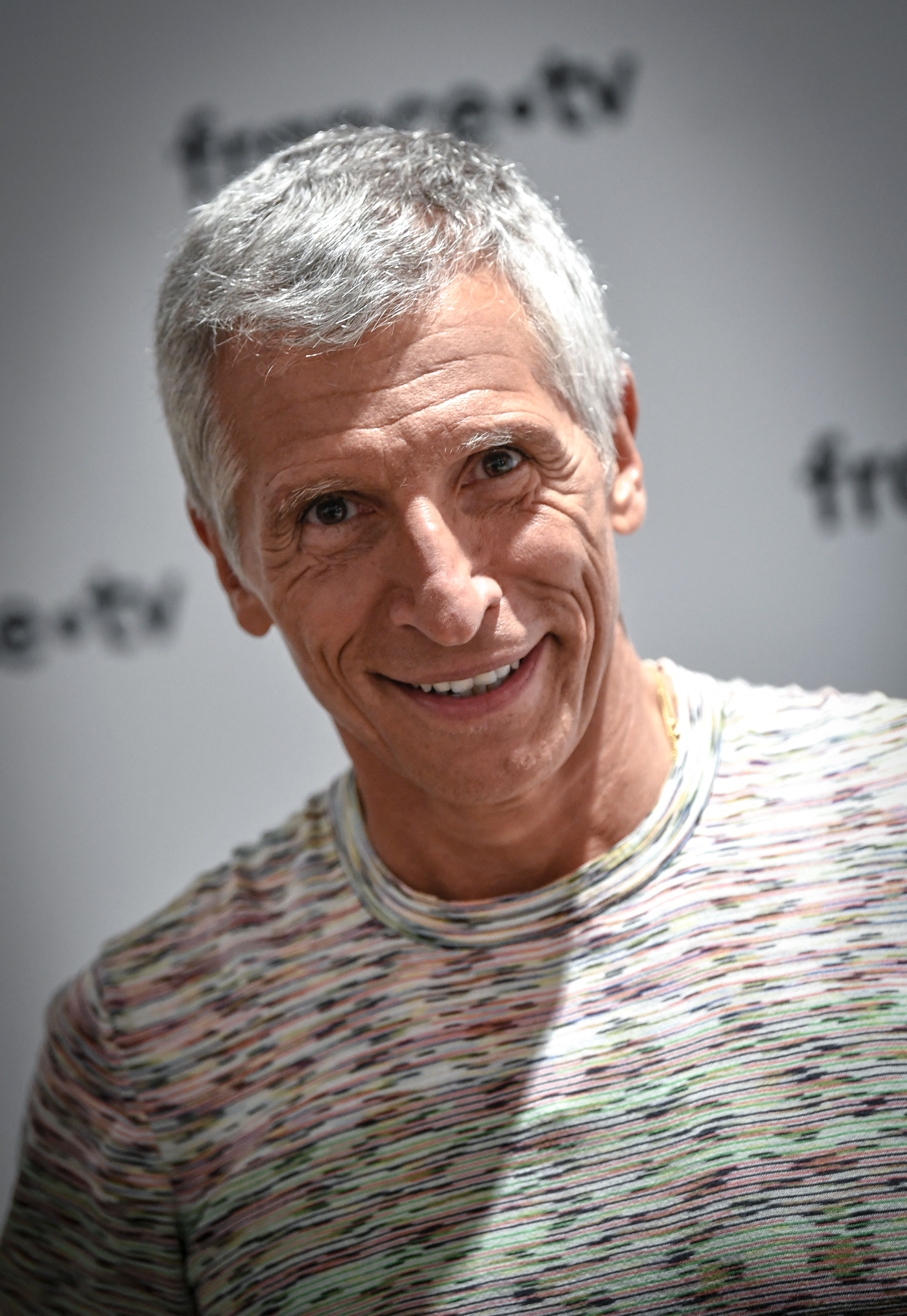 L'animateur Nagui pose avant une conférence de presse à Paris le 24 août 2021 I Source : Getty Images