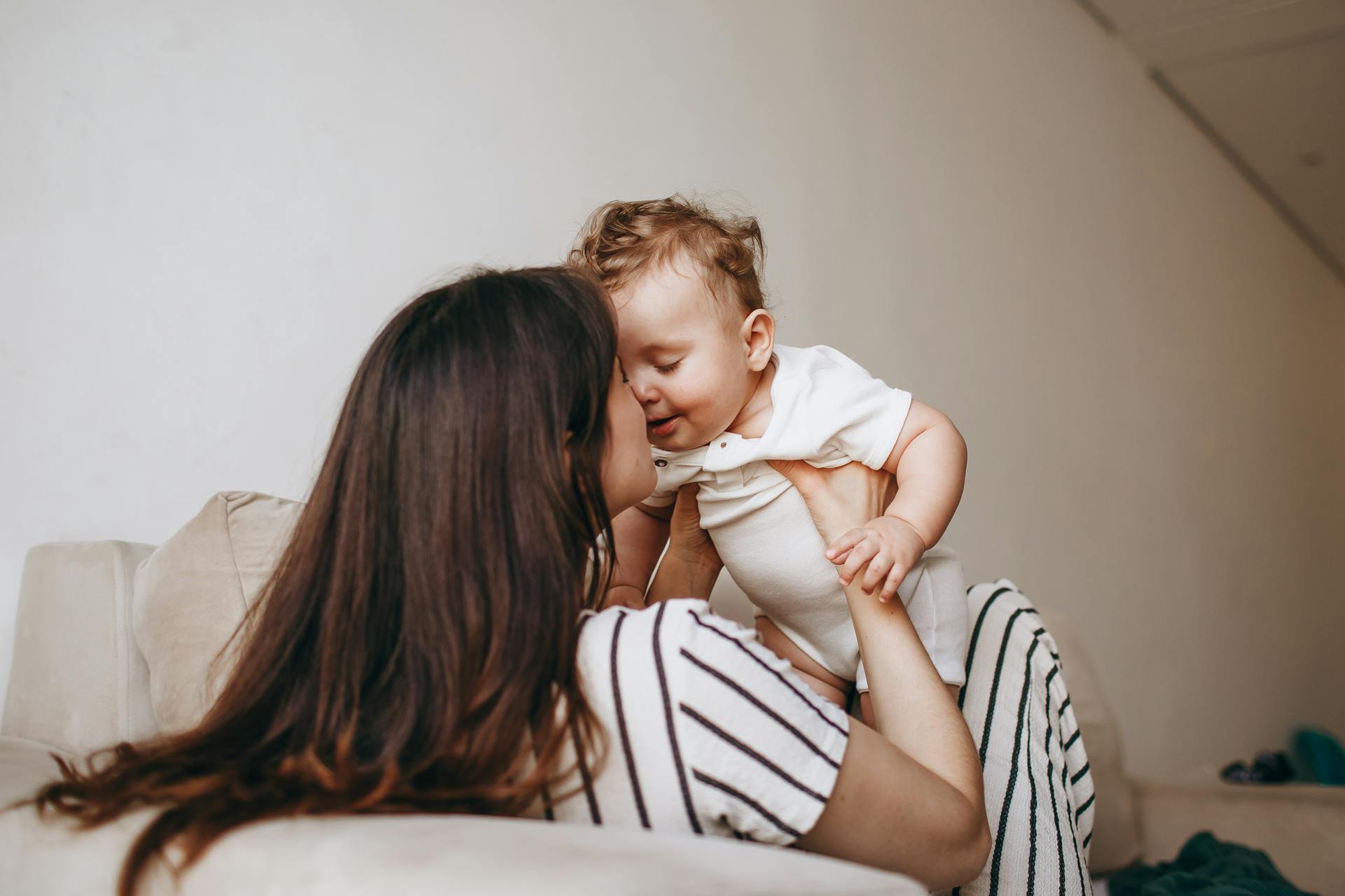 Une femme jouant avec son bébé | Source : Pexels