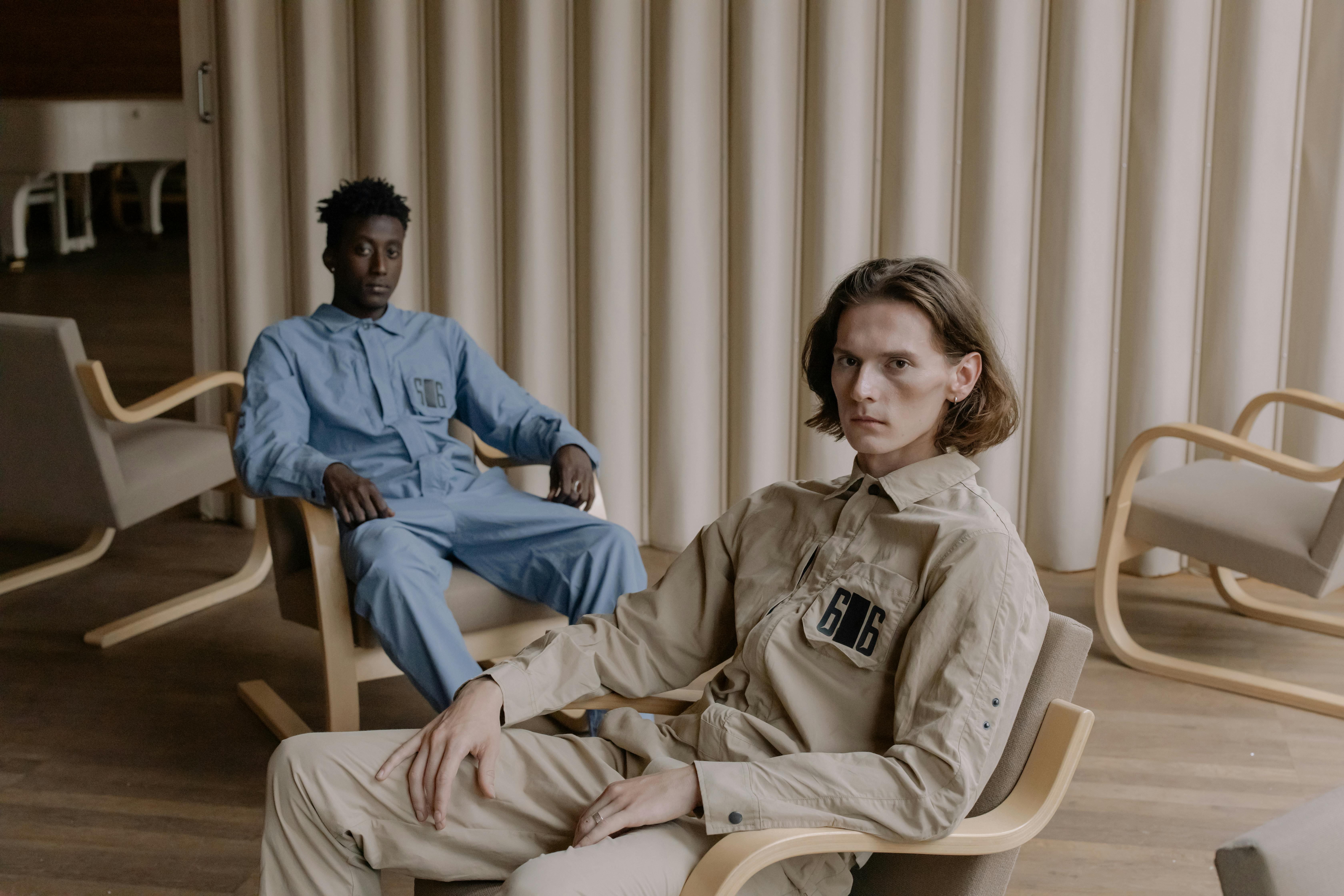 Deux hommes sérieux assis | Source : Pexels