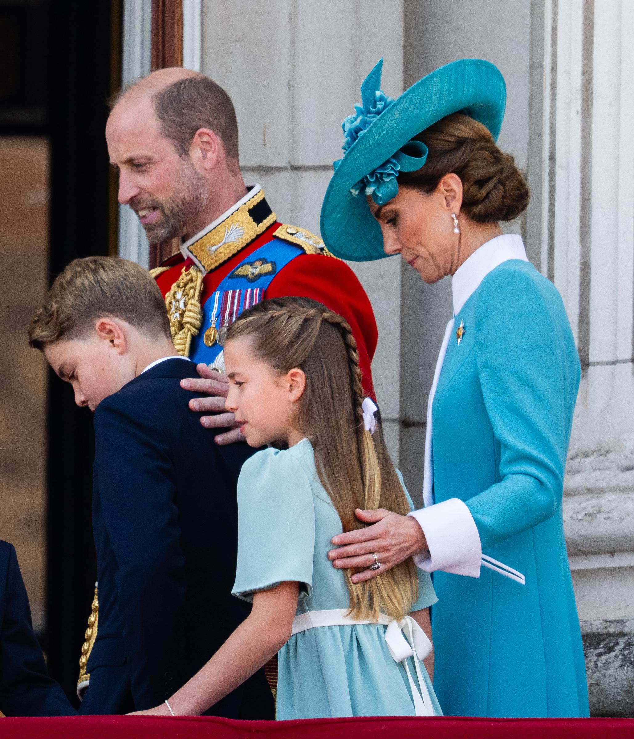 La famille royale - Le prince William, le prince George, la princesse Catherine et la princesse Charlotte sont photographiés sur le balcon du palais de Buckingham.