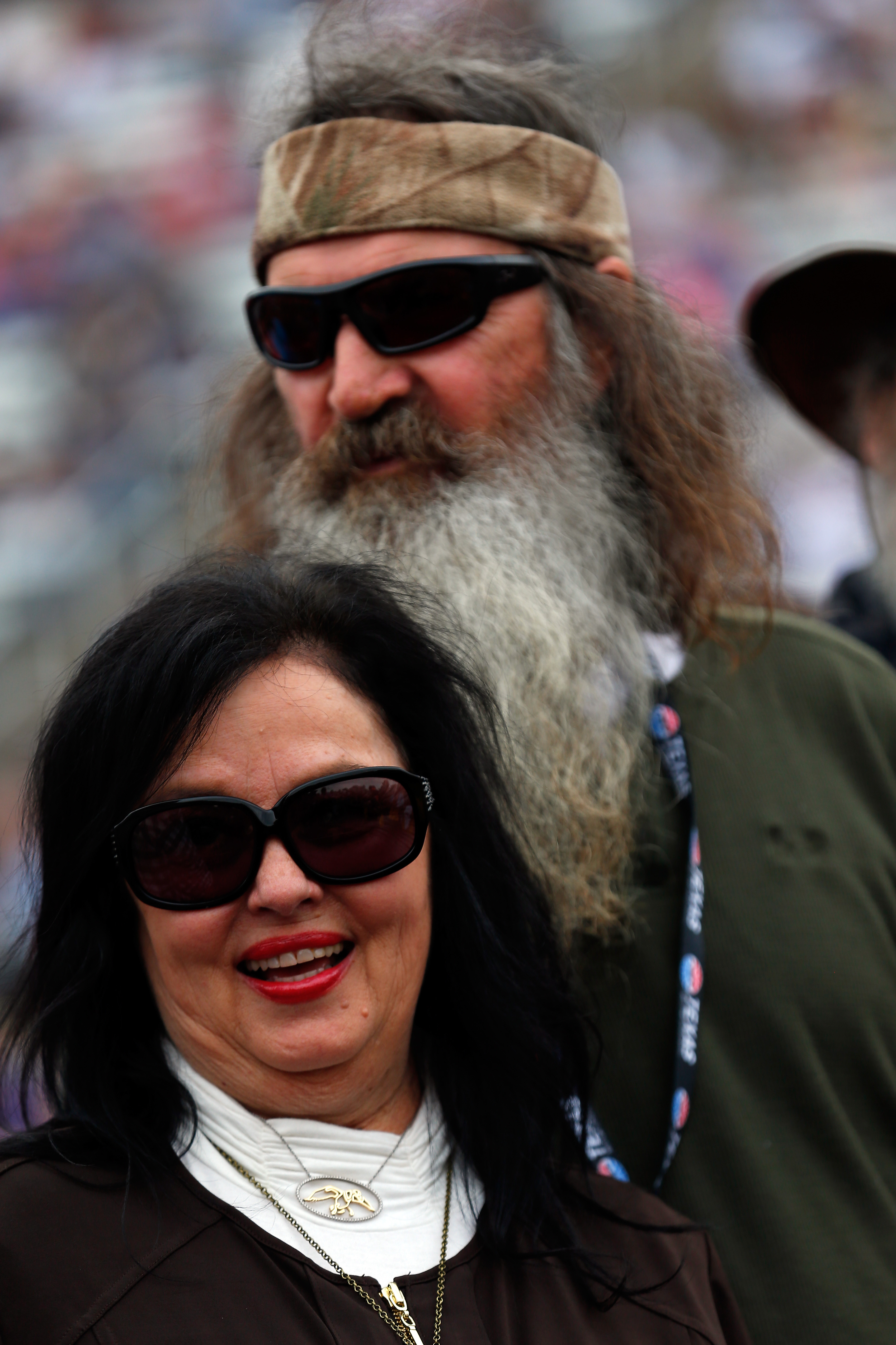 Kay et Phil Robertson participent aux cérémonies d'avant-course de la série NASCAR Sprint Cup Duck Commander 500, le 11 avril 2015, à Fort Worth, au Texas. | Source : Getty Images