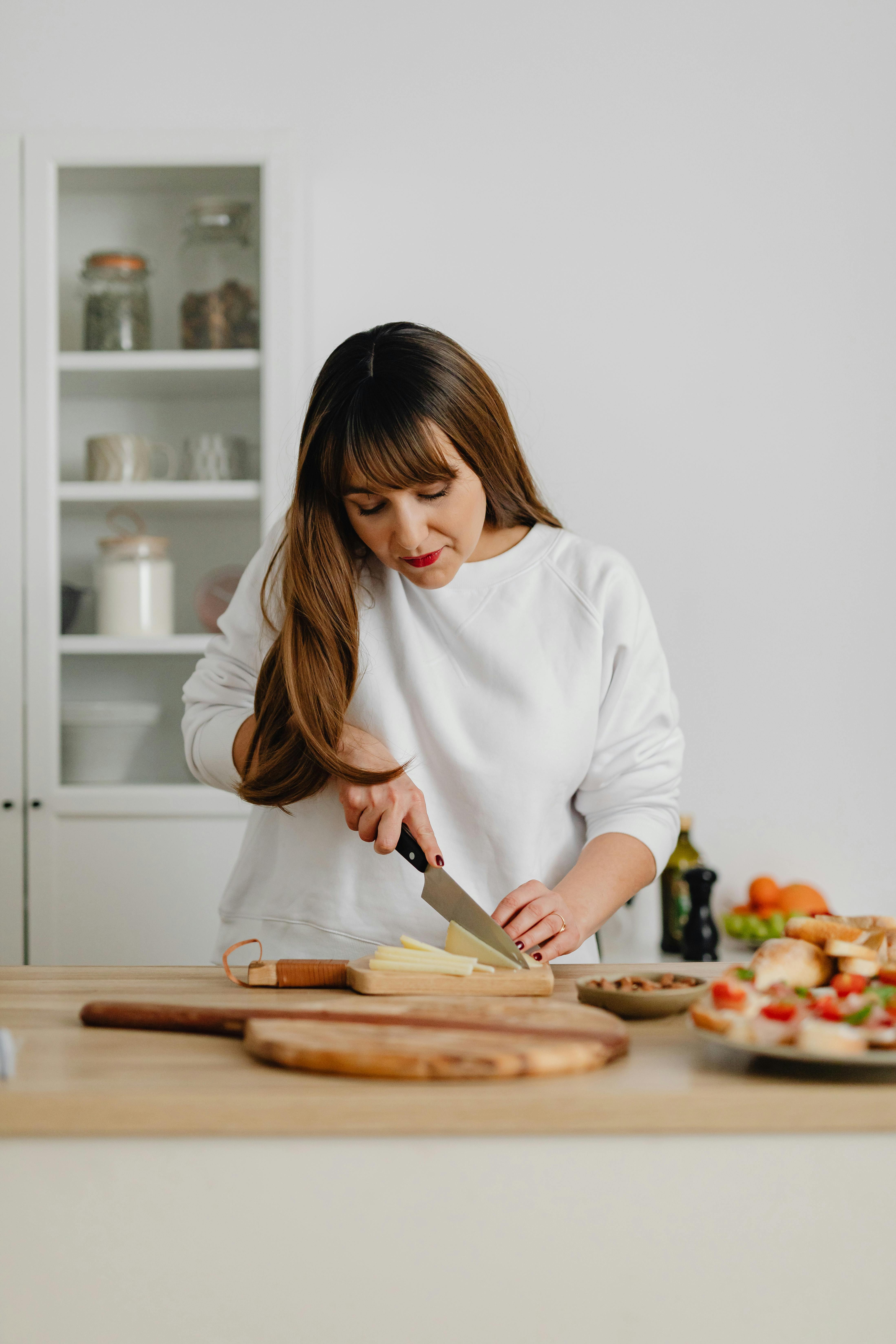 Une femme occupée dans une cuisine | Source : Pexels