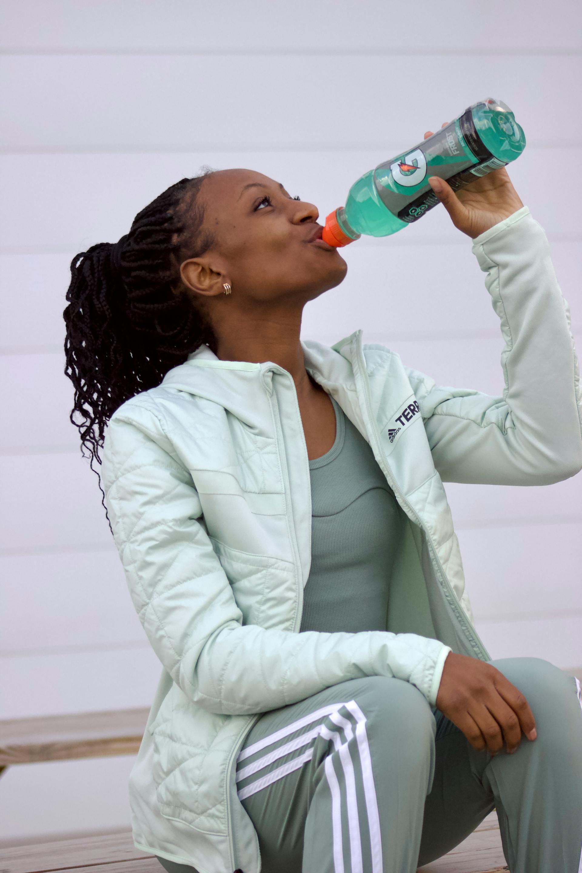 Une femme qui boit du Gatorade | Source : Pexels
