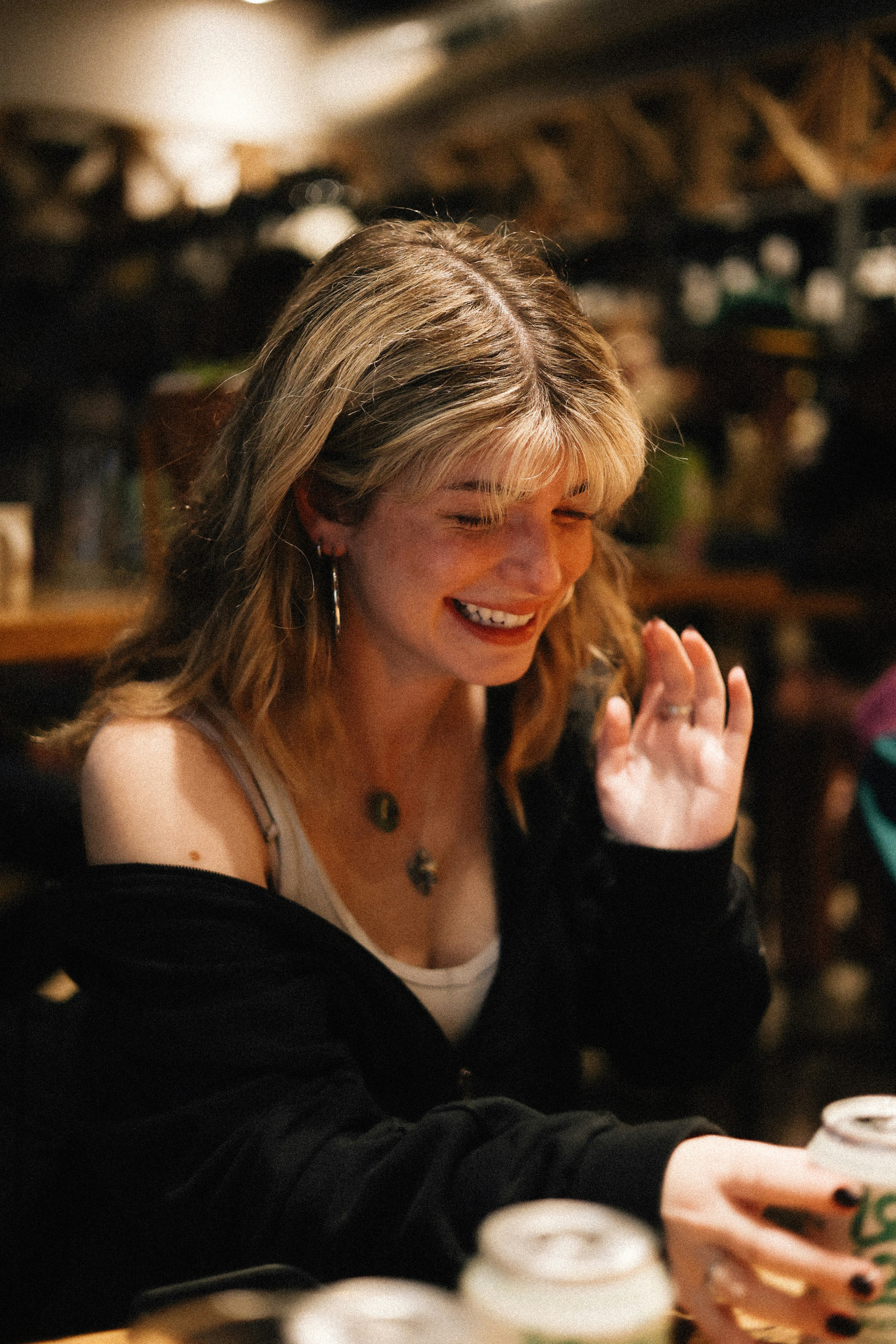 Une femme heureuse assise à une table | Source : Unsplash