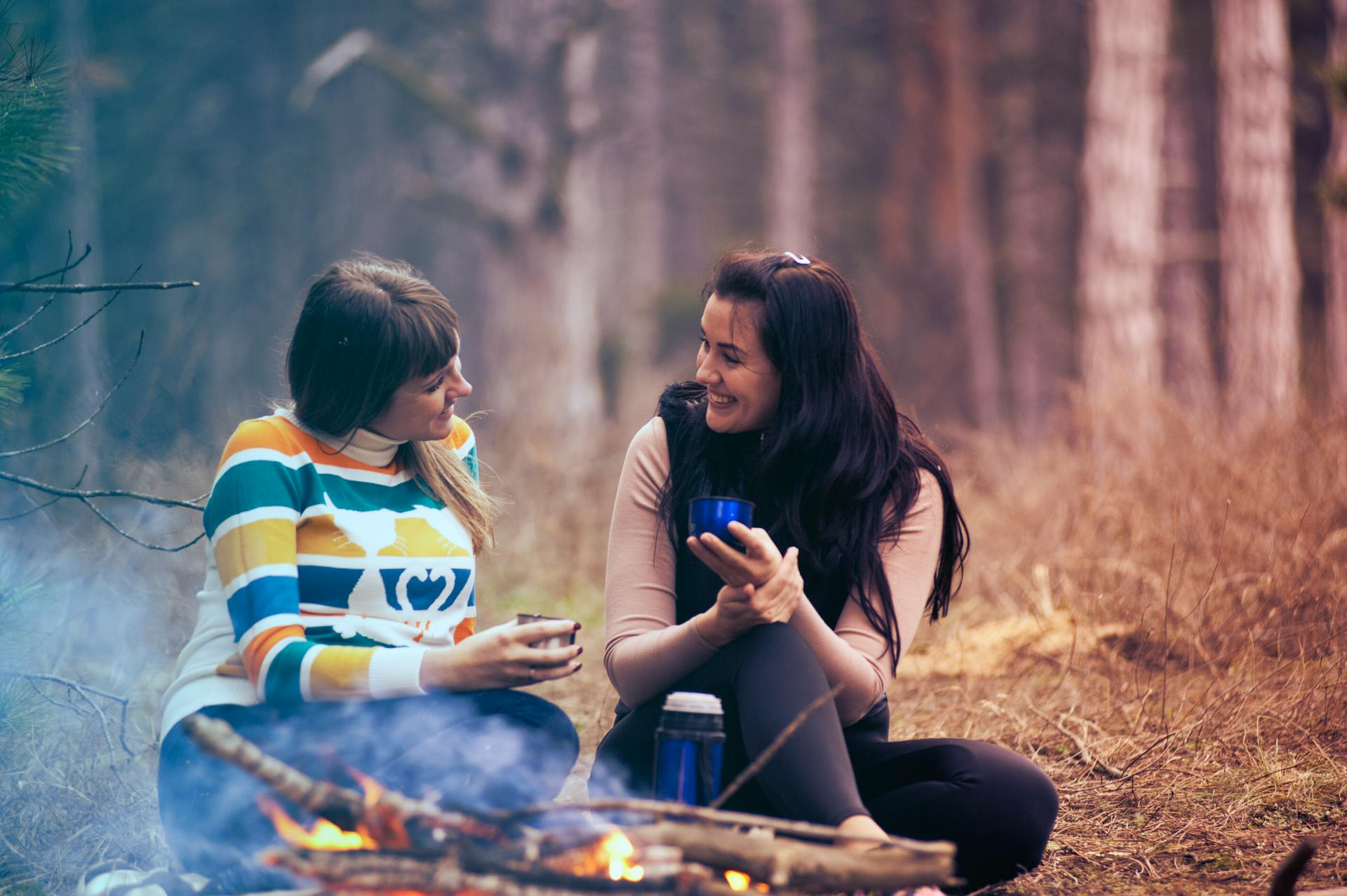Deux amis en train de camper | Source : Pexels