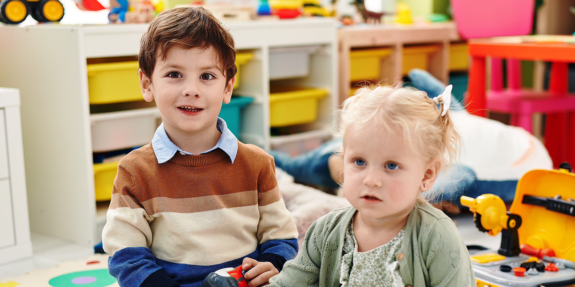 Deux enfants dans leur chambre | Source : Shutterstock