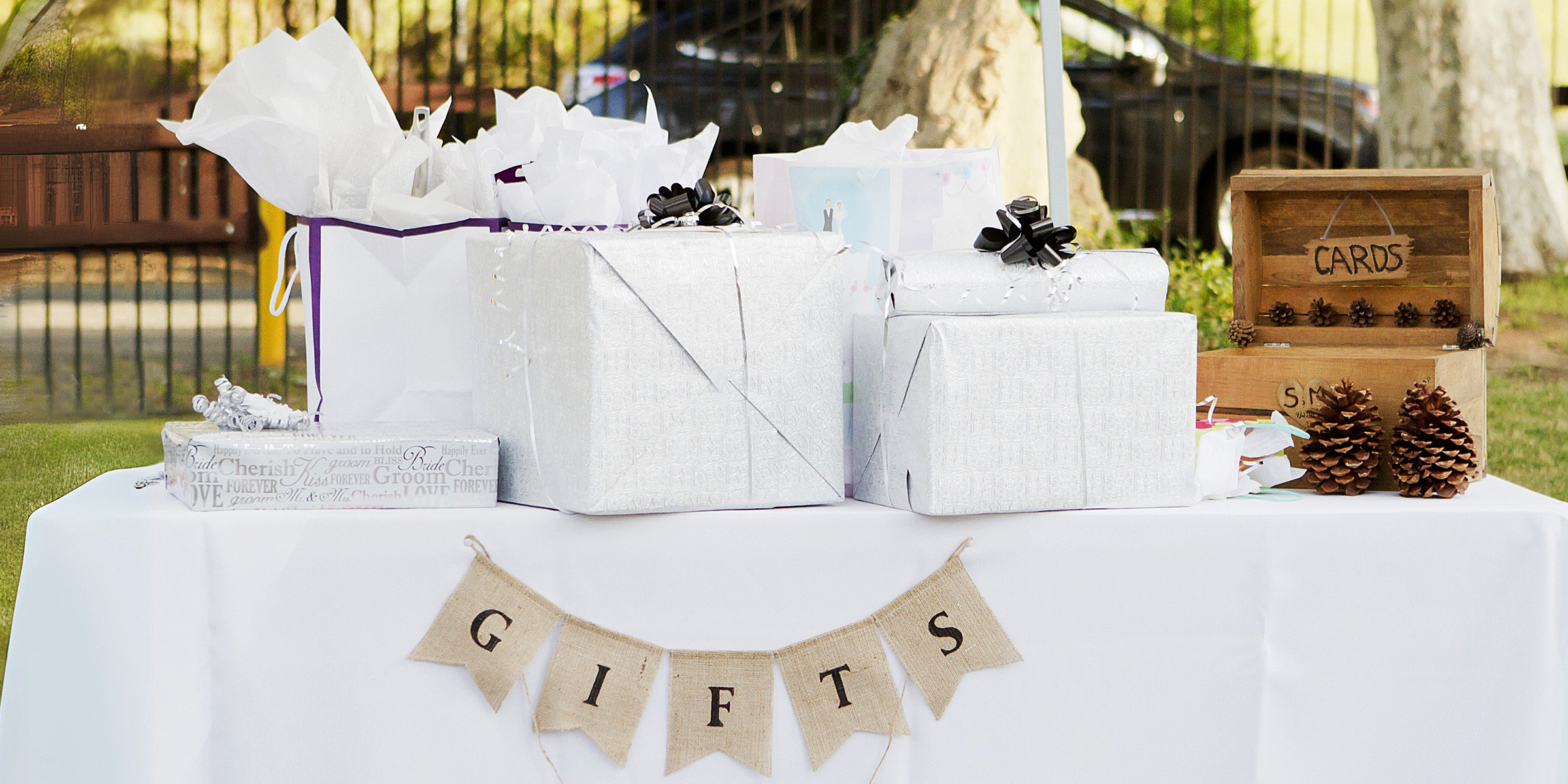 Une table remplie de cadeaux | Source : Shutterstock