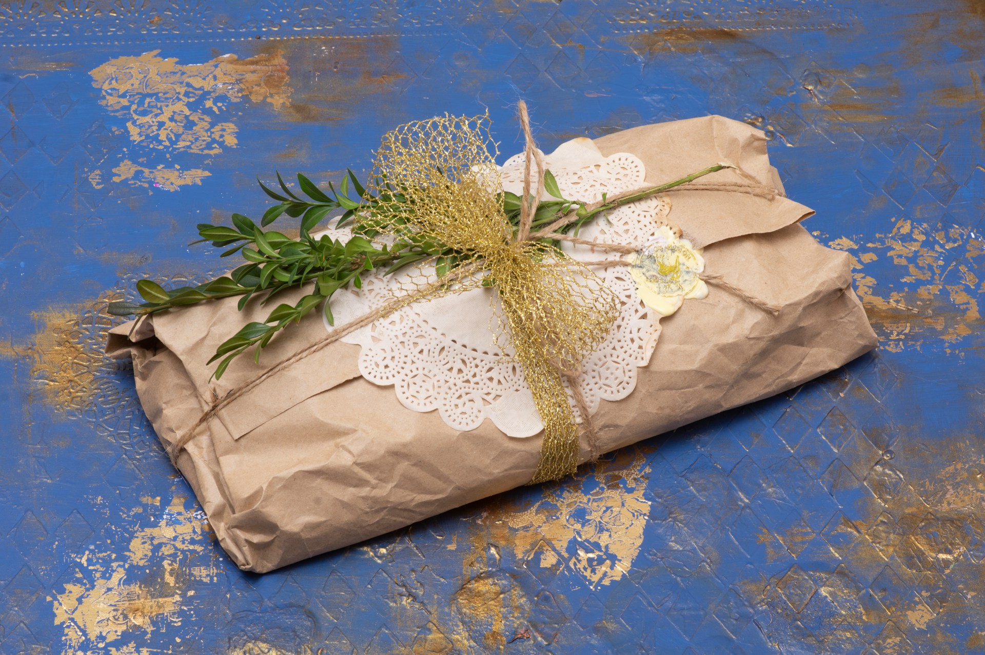 Un paquet enveloppé dans du papier brun froissé | Source : Unsplash