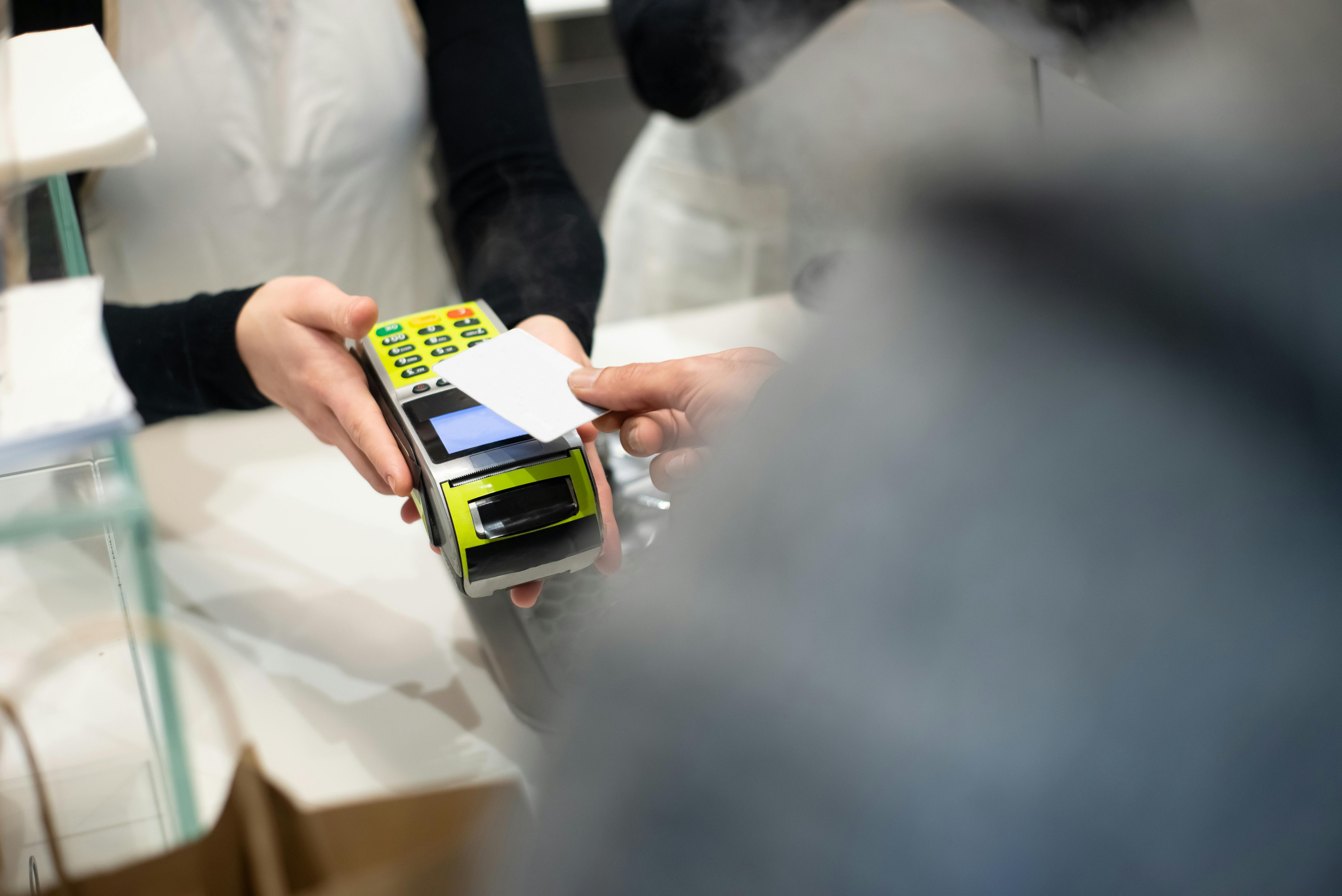 Une personne tendant une carte de crédit | Source : Pexels