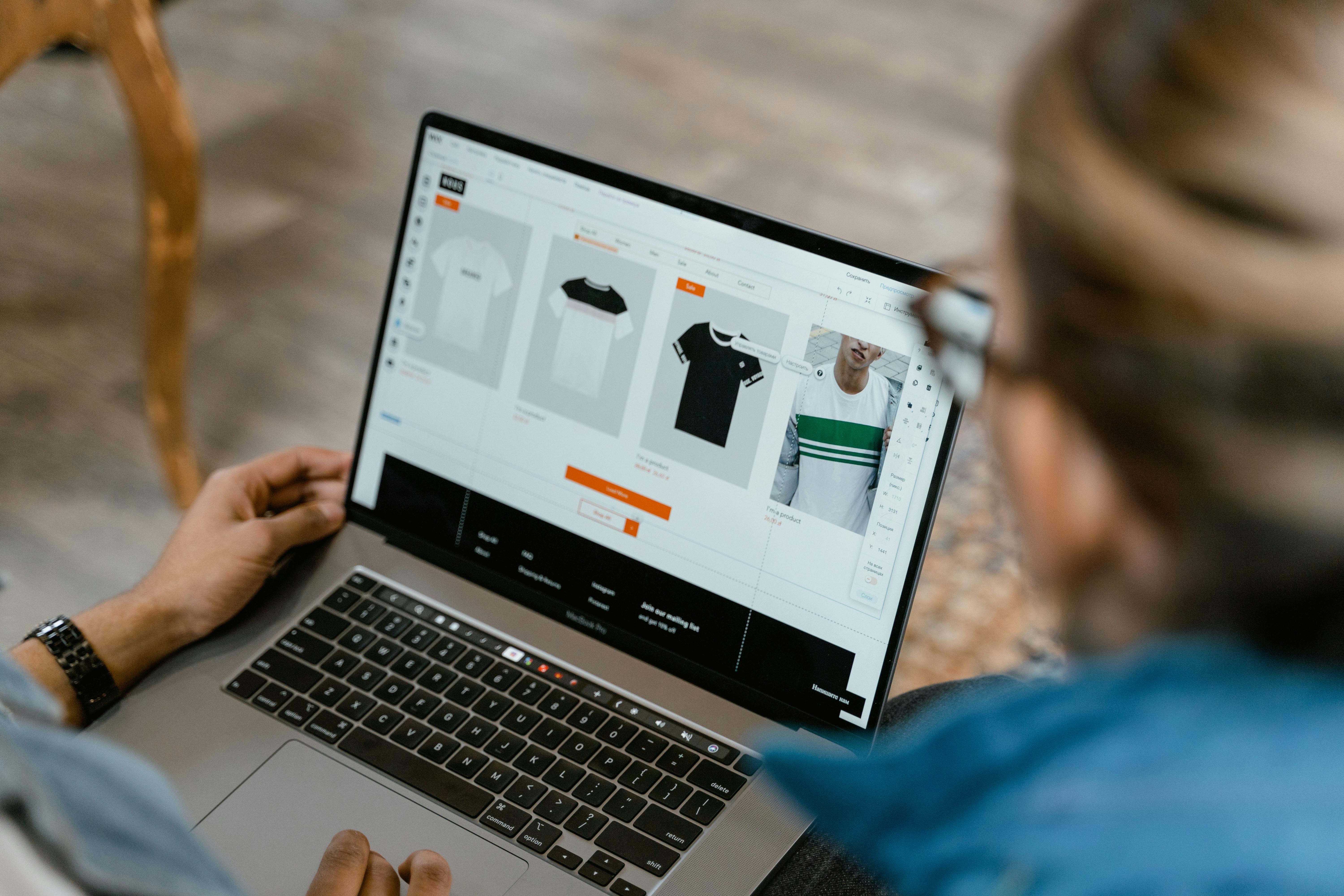 Des personnes regardent ensemble un ordinateur portable | Source : Pexels