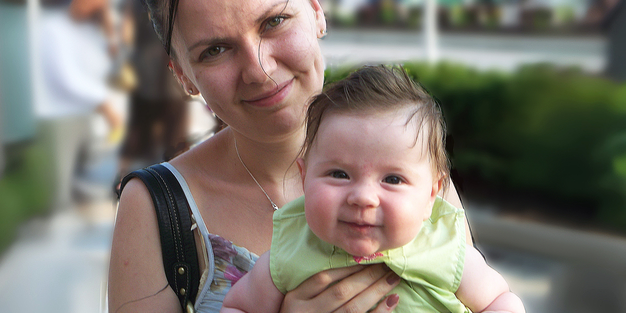 Une femme tenant un bébé | Source : Flickr
