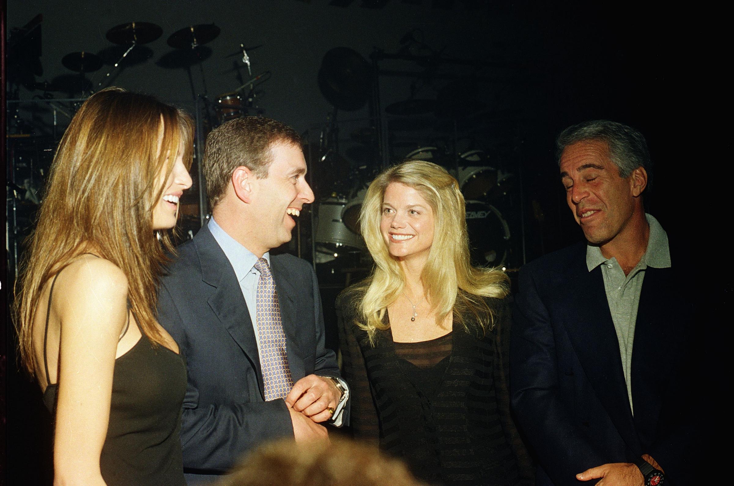Melania Trump, Andrew Mountbatten-Windsor, Gwendolyn Beck et Jeffrey Epstein lors d'une soirée au club Mar-a-Lago à Palm Beach, en Floride, le 12 février 2000. | Source : Getty Images