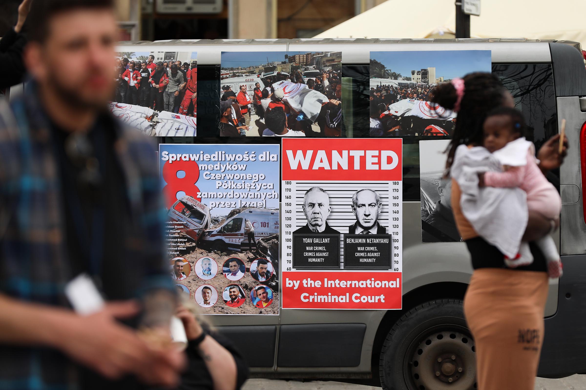 Les participants à la première marche juive-palestinienne-polonaise avec le slogan ''PERSONNE N'EST LIBRE JUSQU'À CE QUE TOUT LE MONDE SOIT LIBRE !'' marchent dans les rues de la ville le 13 avril 2025, à Cracovie, en Pologne. | Source : Getty Images