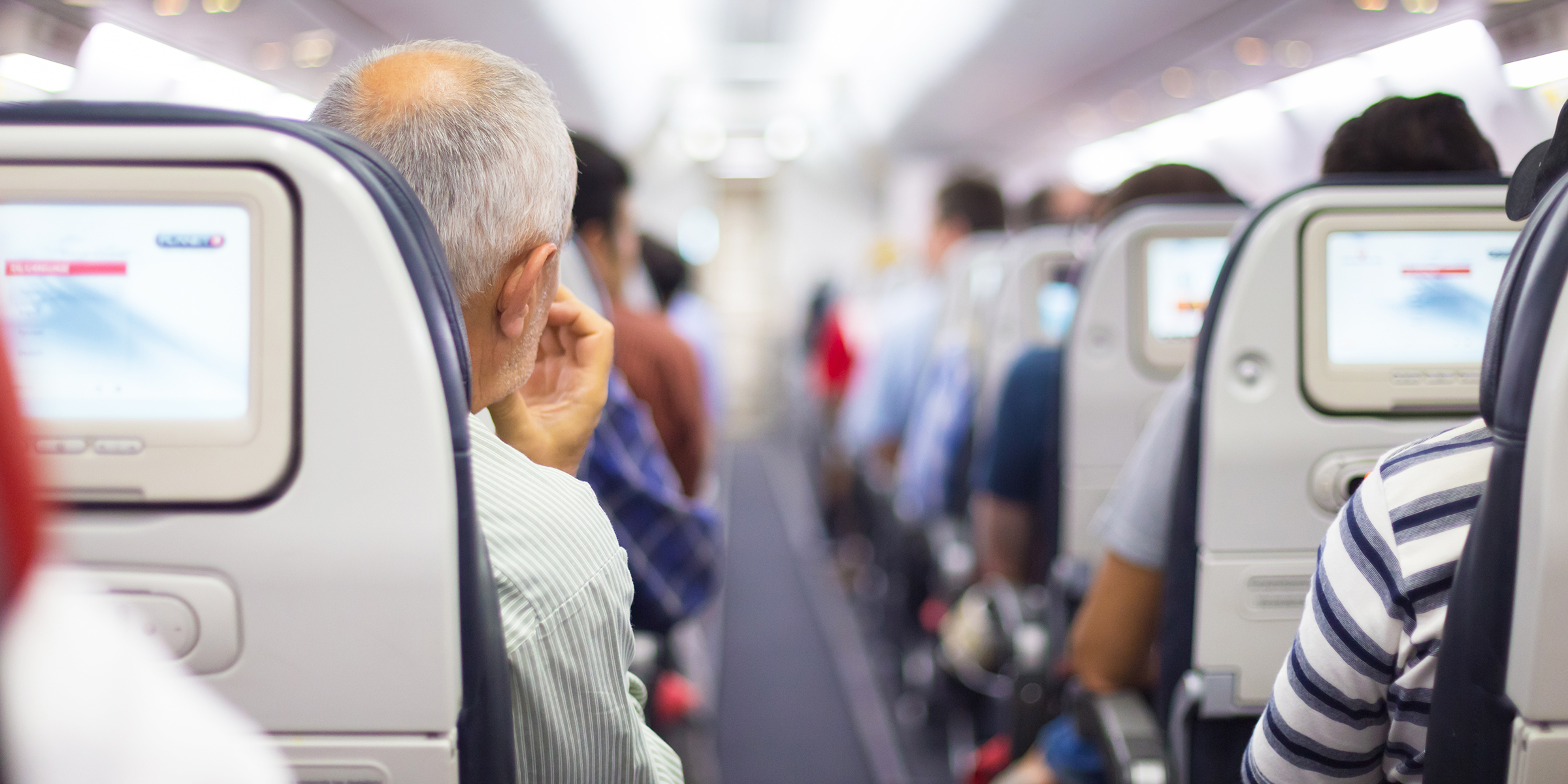 Passagers assis dans un avion | Source : Shutterstock