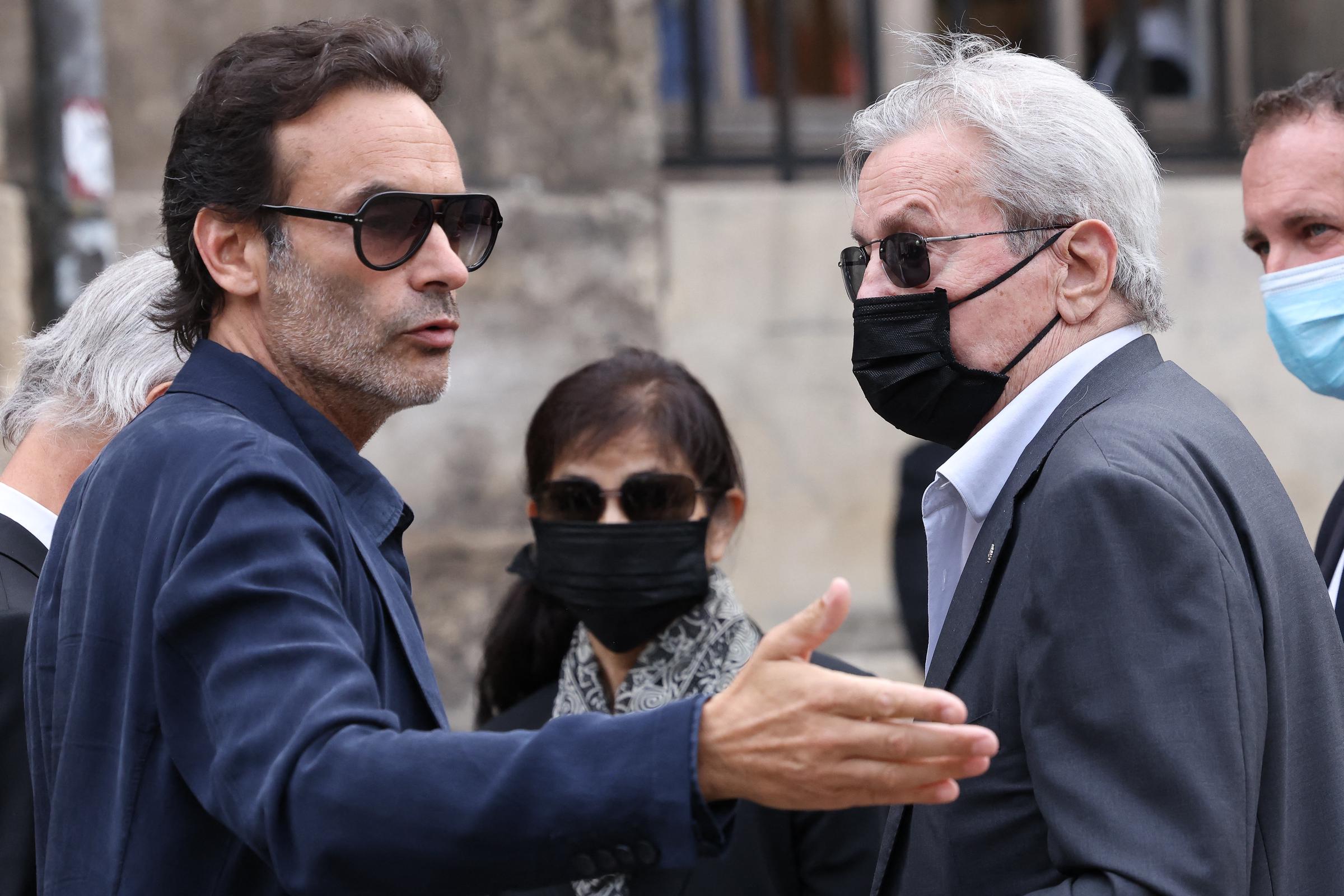 L'acteur français Alain Delon (à droite), sa compagne et assistante Hiromi Rollin (au centre) et son fils Anthony Delon arrivent à la cérémonie funéraire de l'acteur français Jean-Paul Belmondo à l'église Saint-Germain-des-Prés à Paris, le 10 septembre 2021 I Source : Getty Images