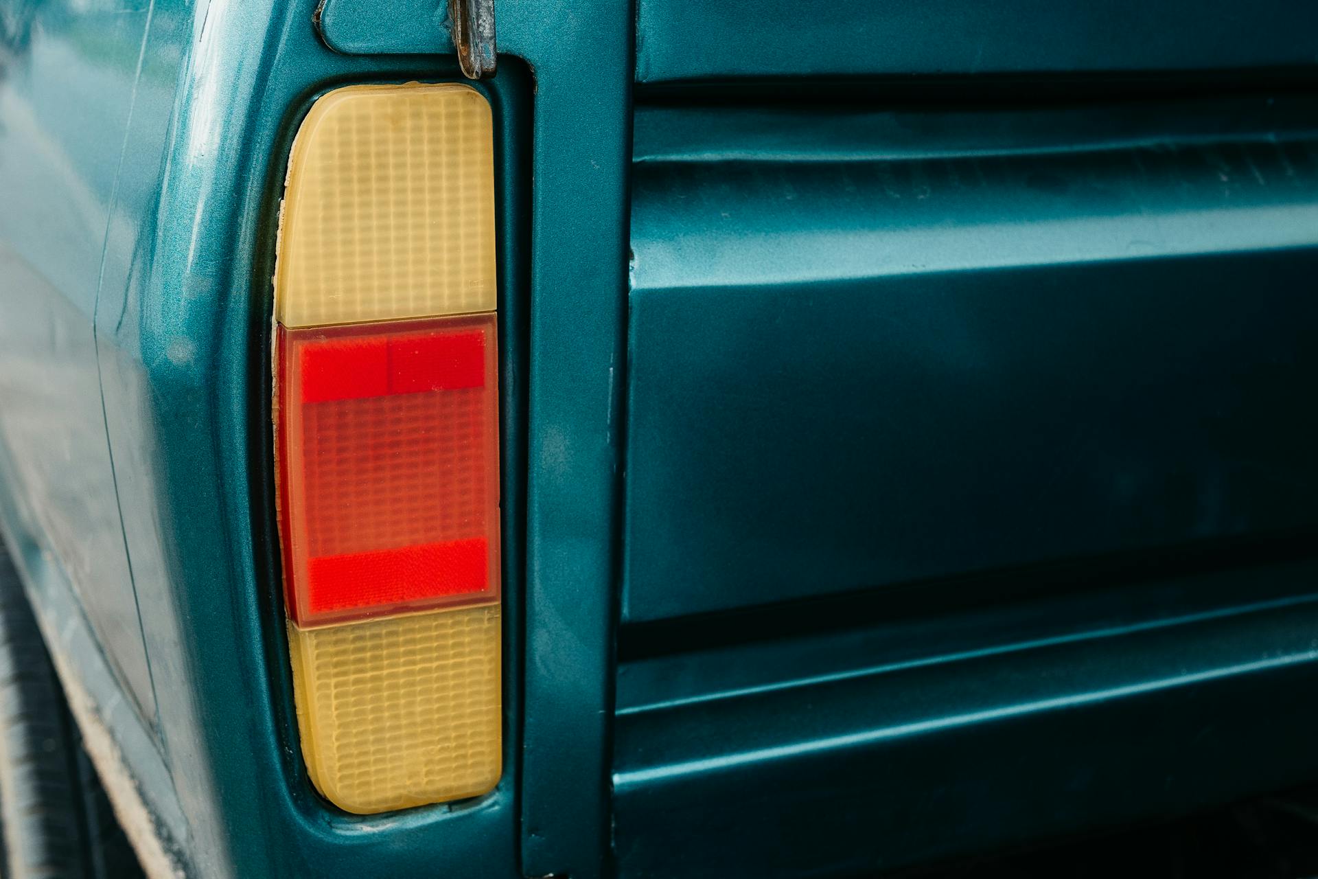 Feu arrière d'une voiture | Source : Pexels