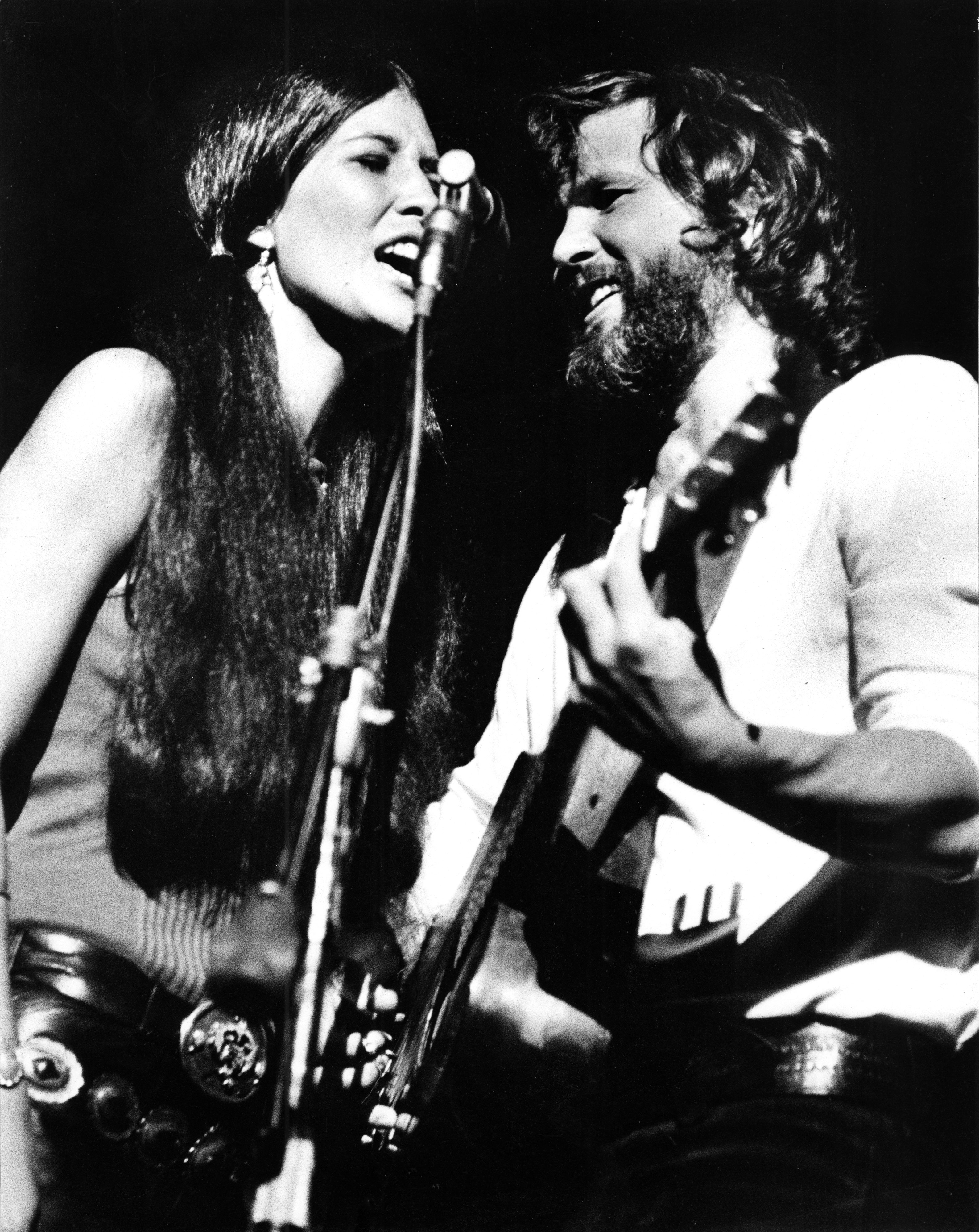 Kris Kristofferson et sa petite amie se produisent ensemble à Vancouver, au Canada, en 1971 | Source : Getty Images