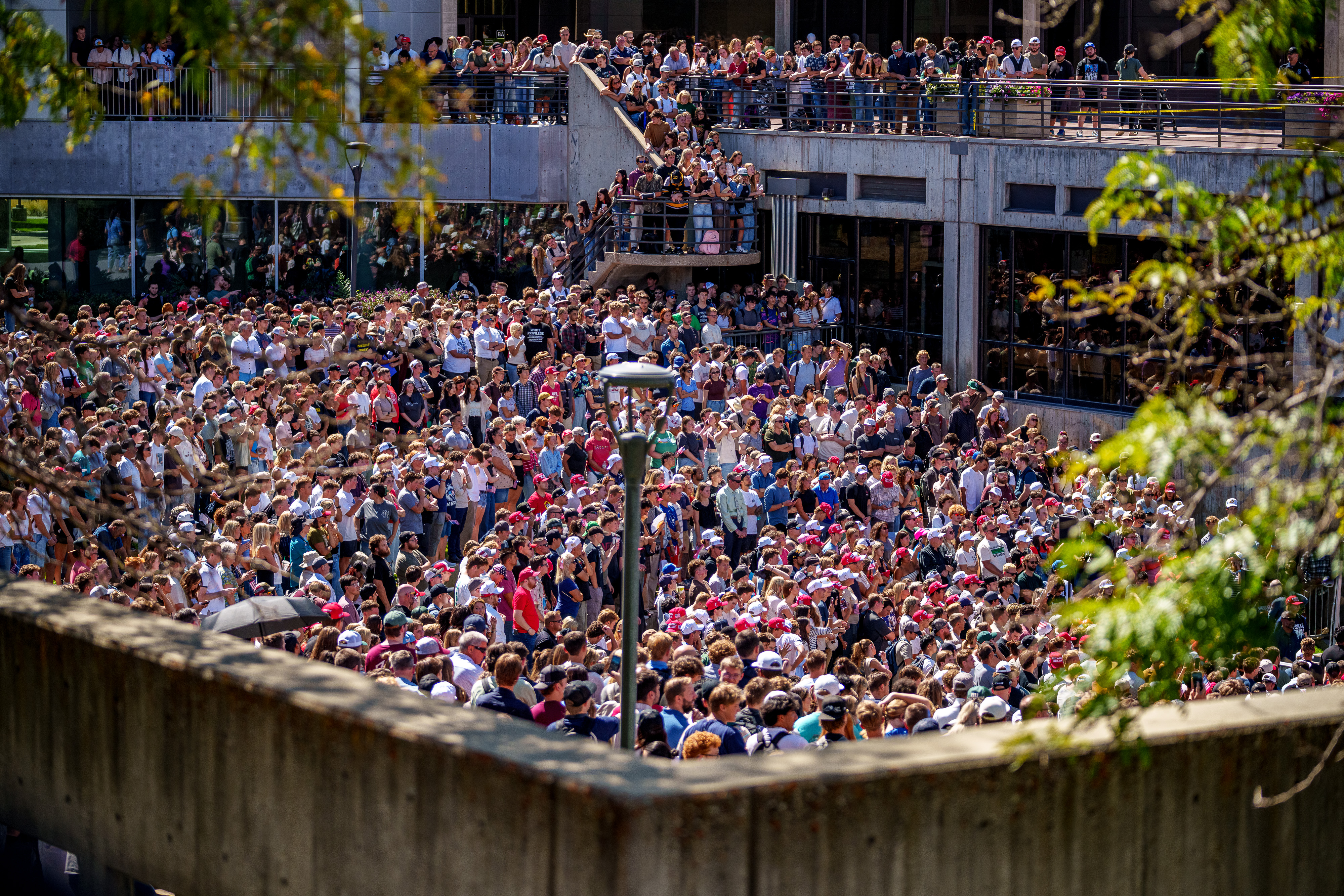 Une foule assiste à la conférence de Charlie Kirk à l'Utah Valley University le 10 septembre 2025 à Orem | Source : Getty Images