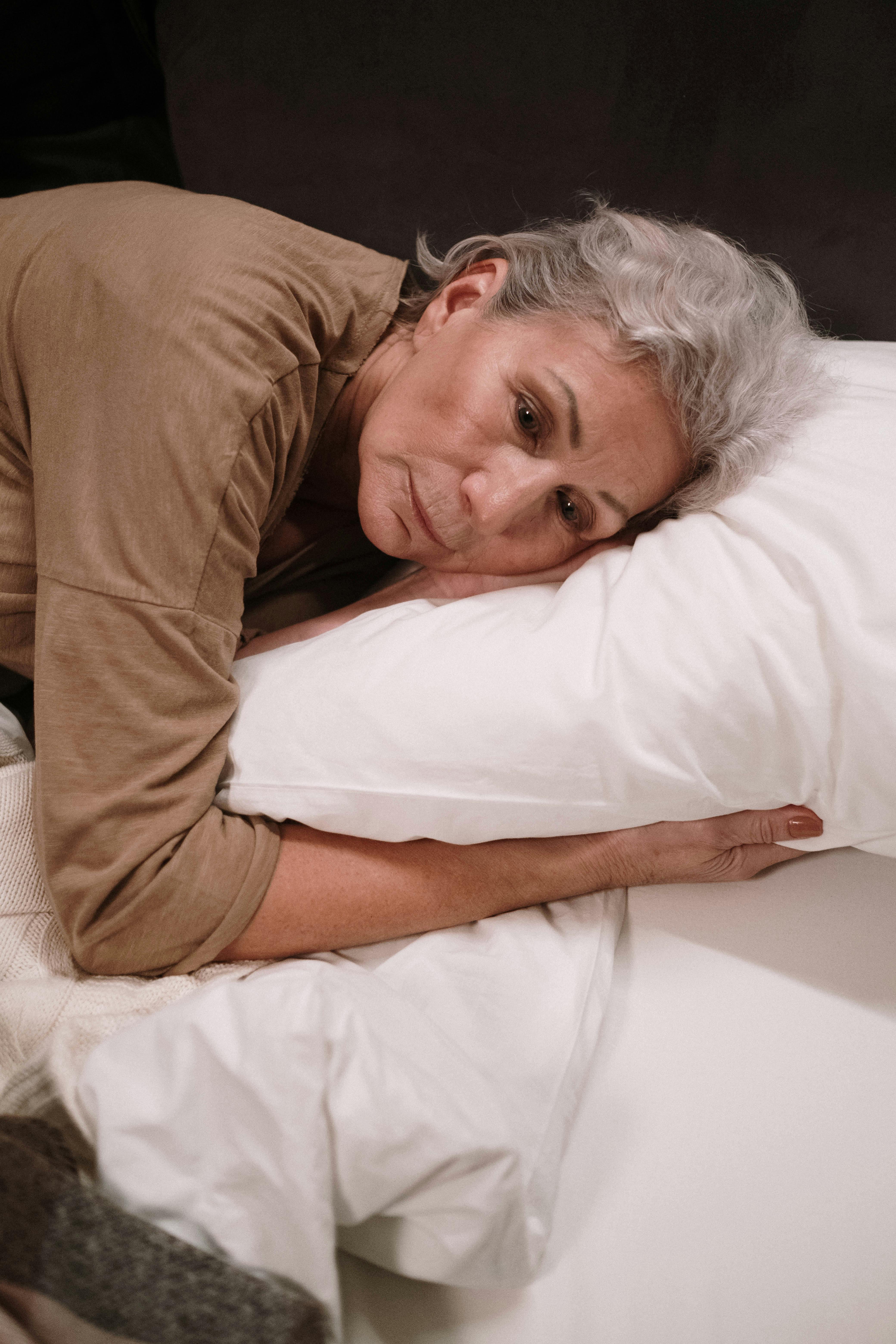 Une femme triste allongée dans son lit | Source : Pexels